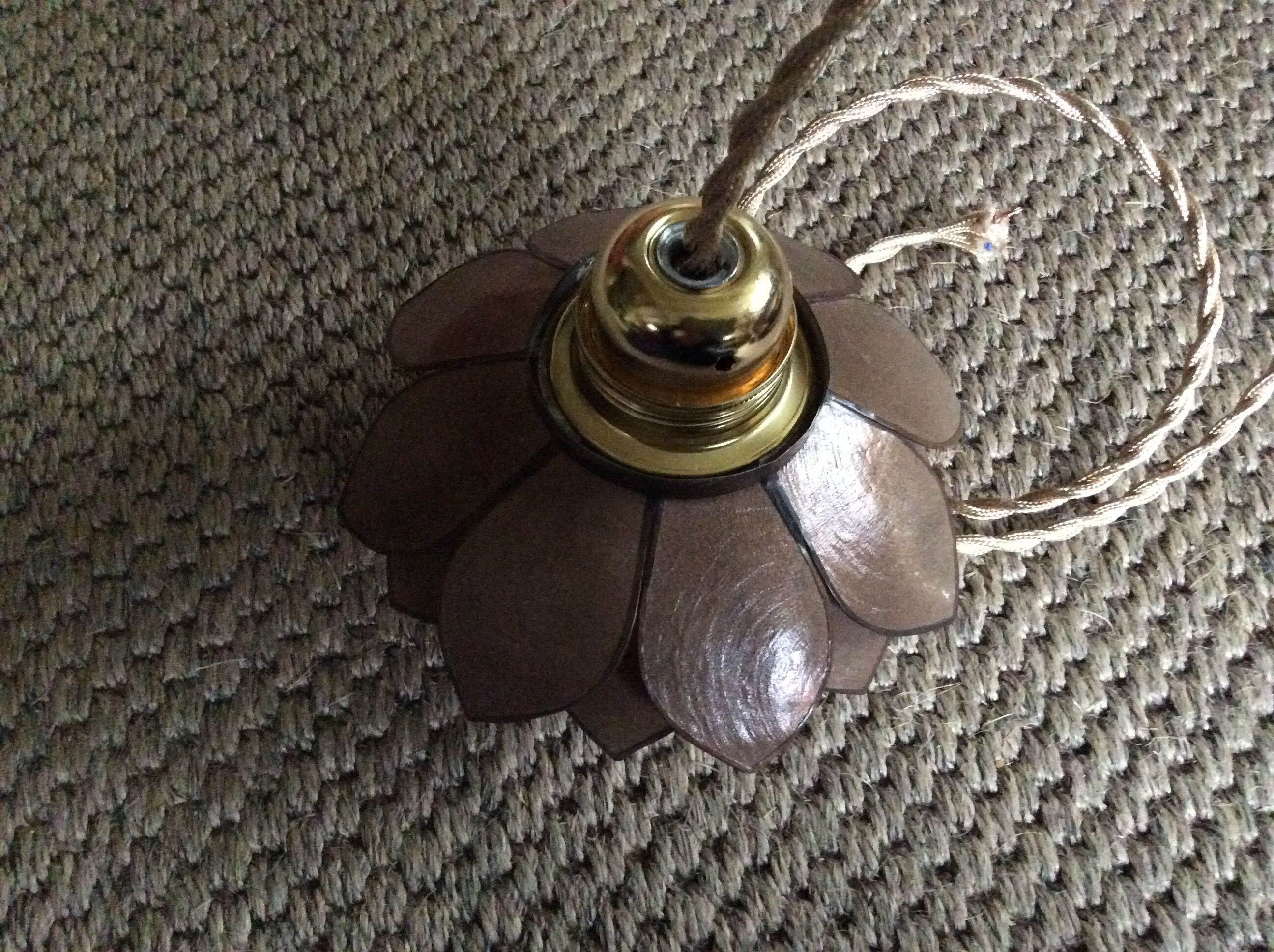 Mother-of-pearl suspension