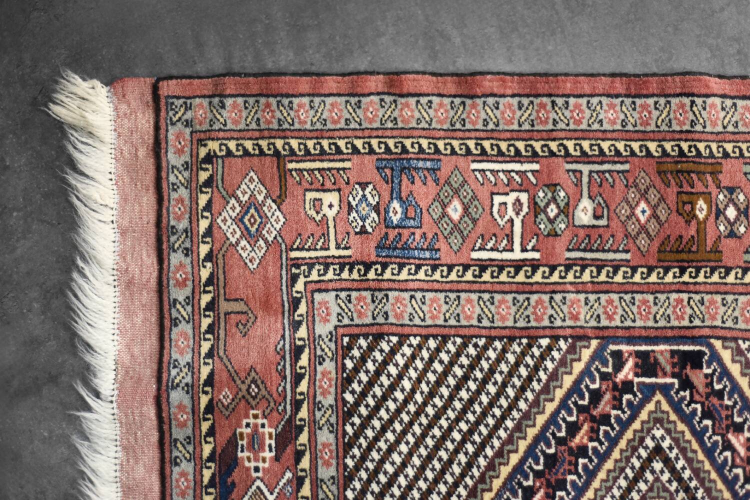 Vintage Hand-Woven Oriental Shiraz Rug, 1960s