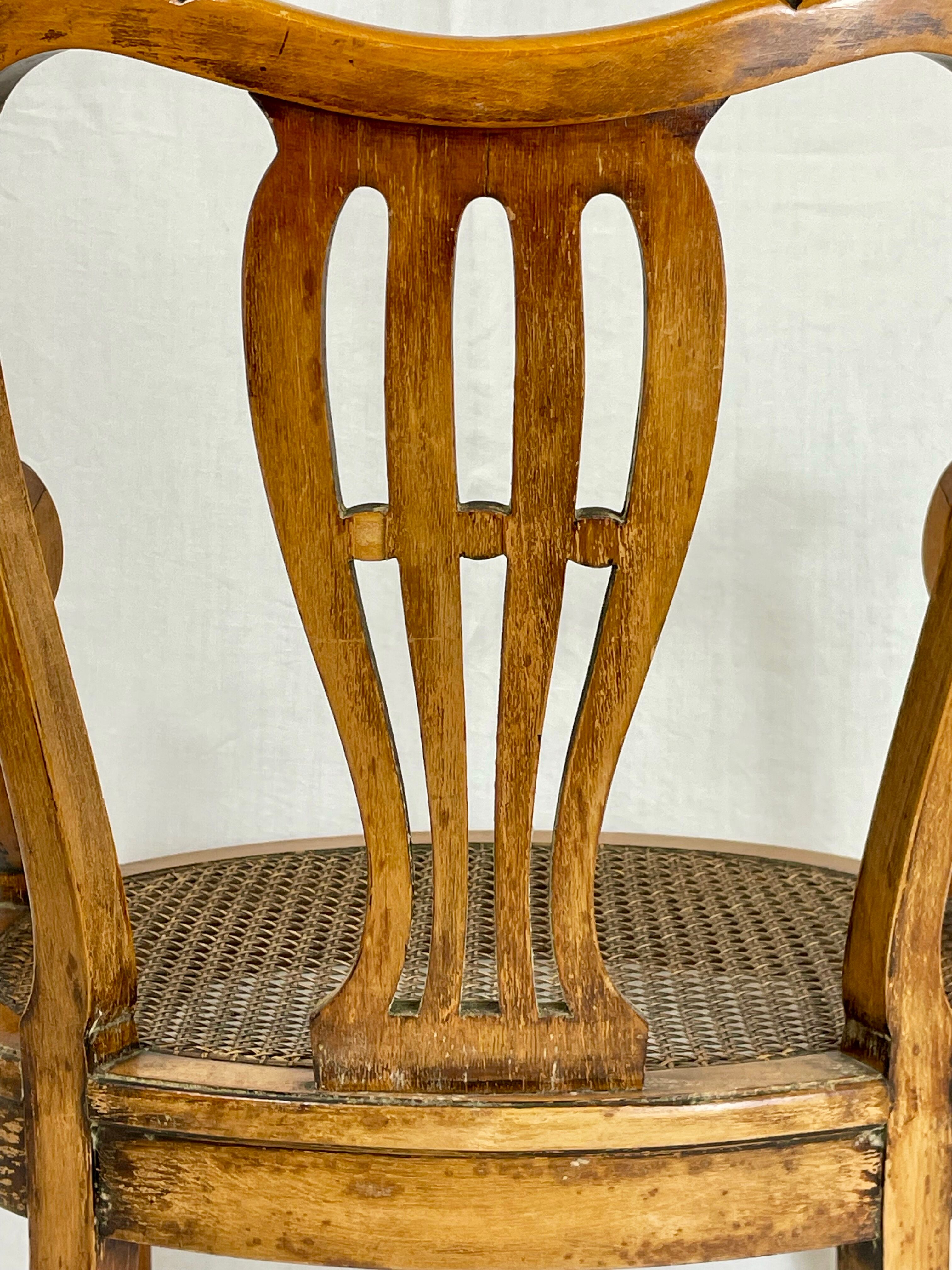 Fauteuil bas anglais en bois ajouré à assise cannée, 19e siècle