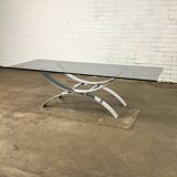 Table basse allongée en verre avec base chromée élégante