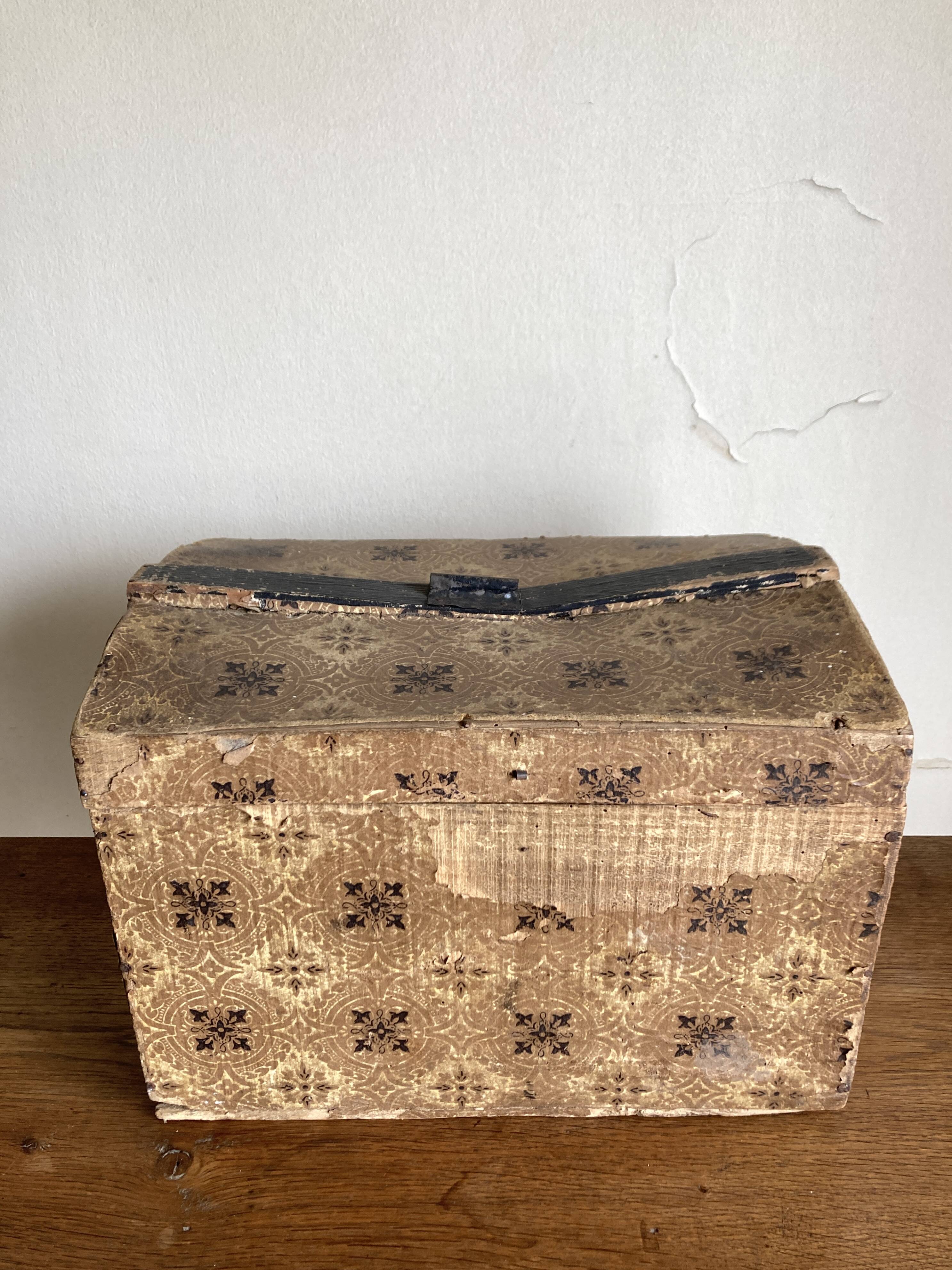 Domed chest in domino paper, 19th century.