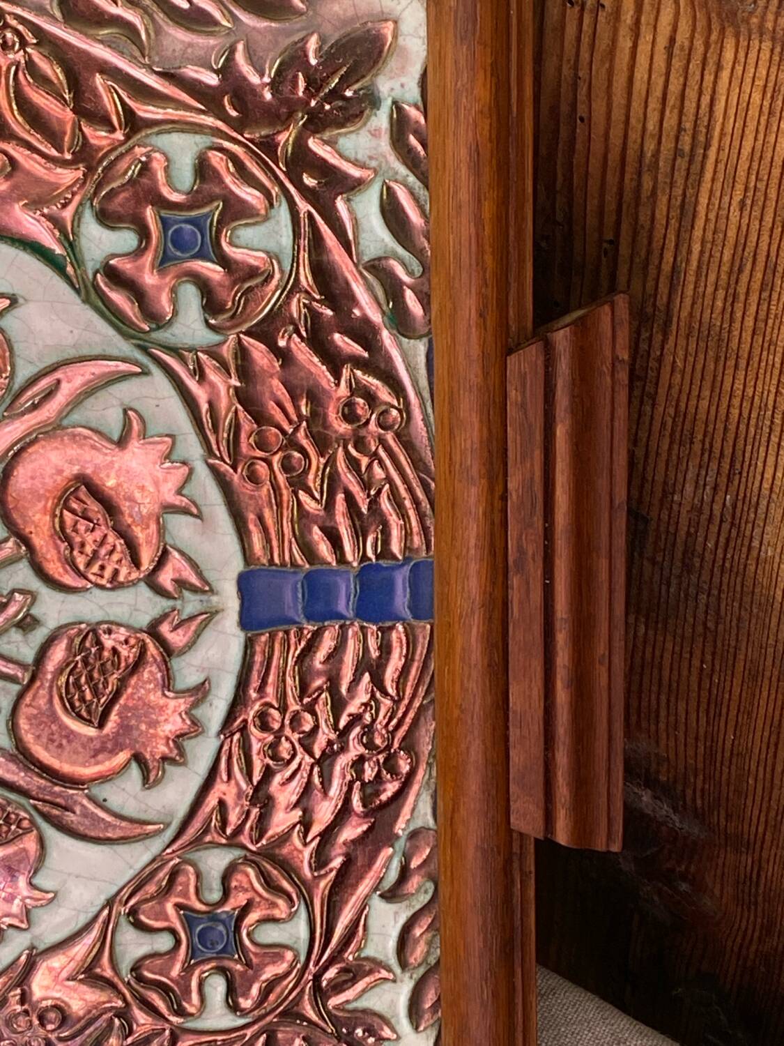 Plateau espagnole antique en céramique et bois