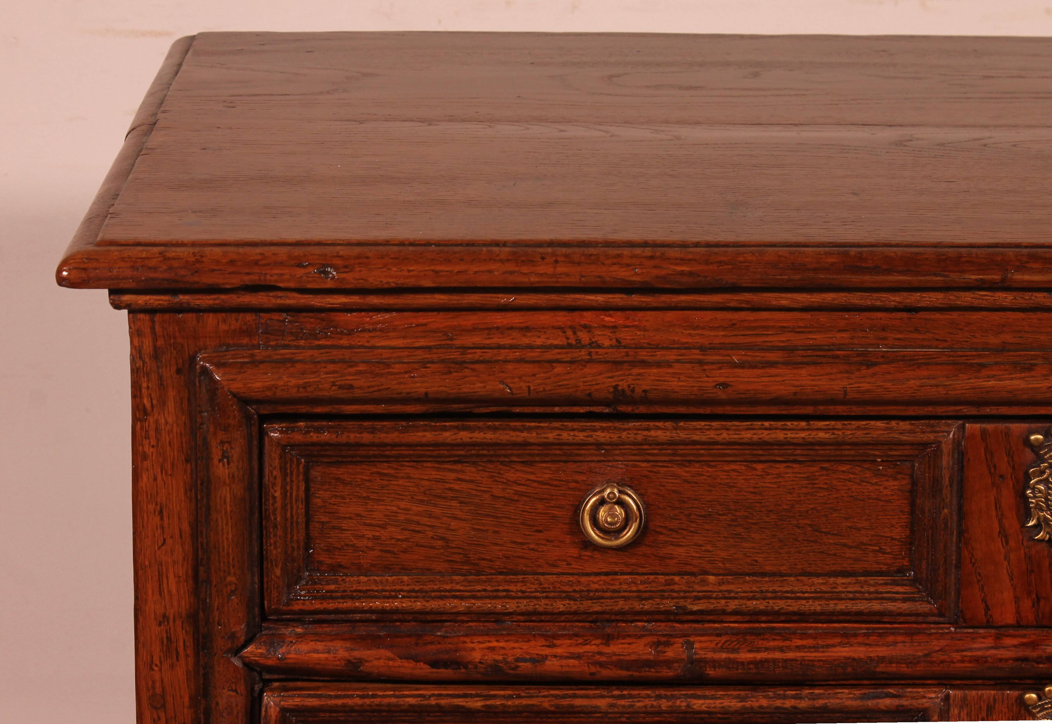 English oak chest of drawers, early 18th century