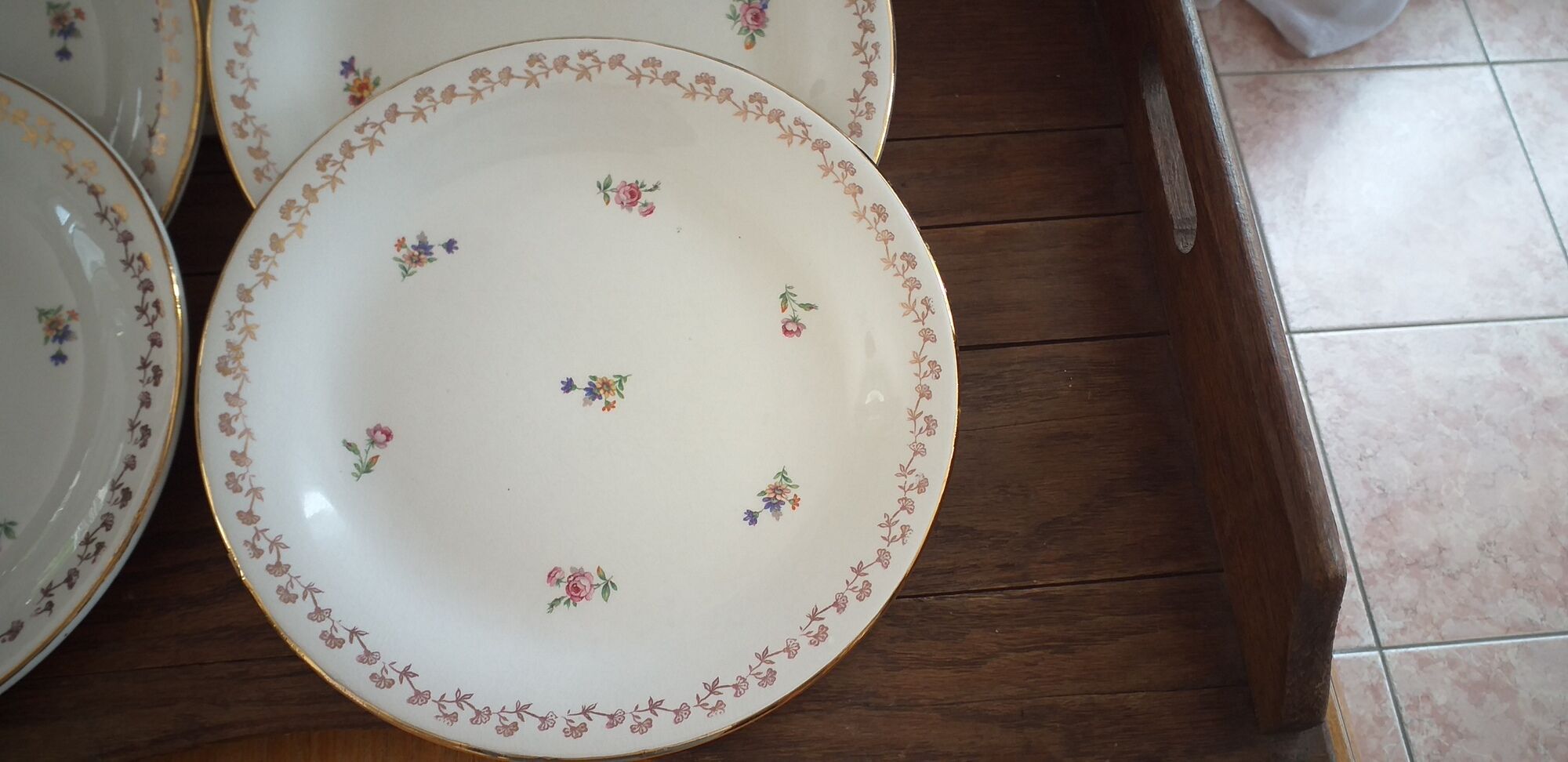 Set of 5 flat porcelain plates L'Amandinoise