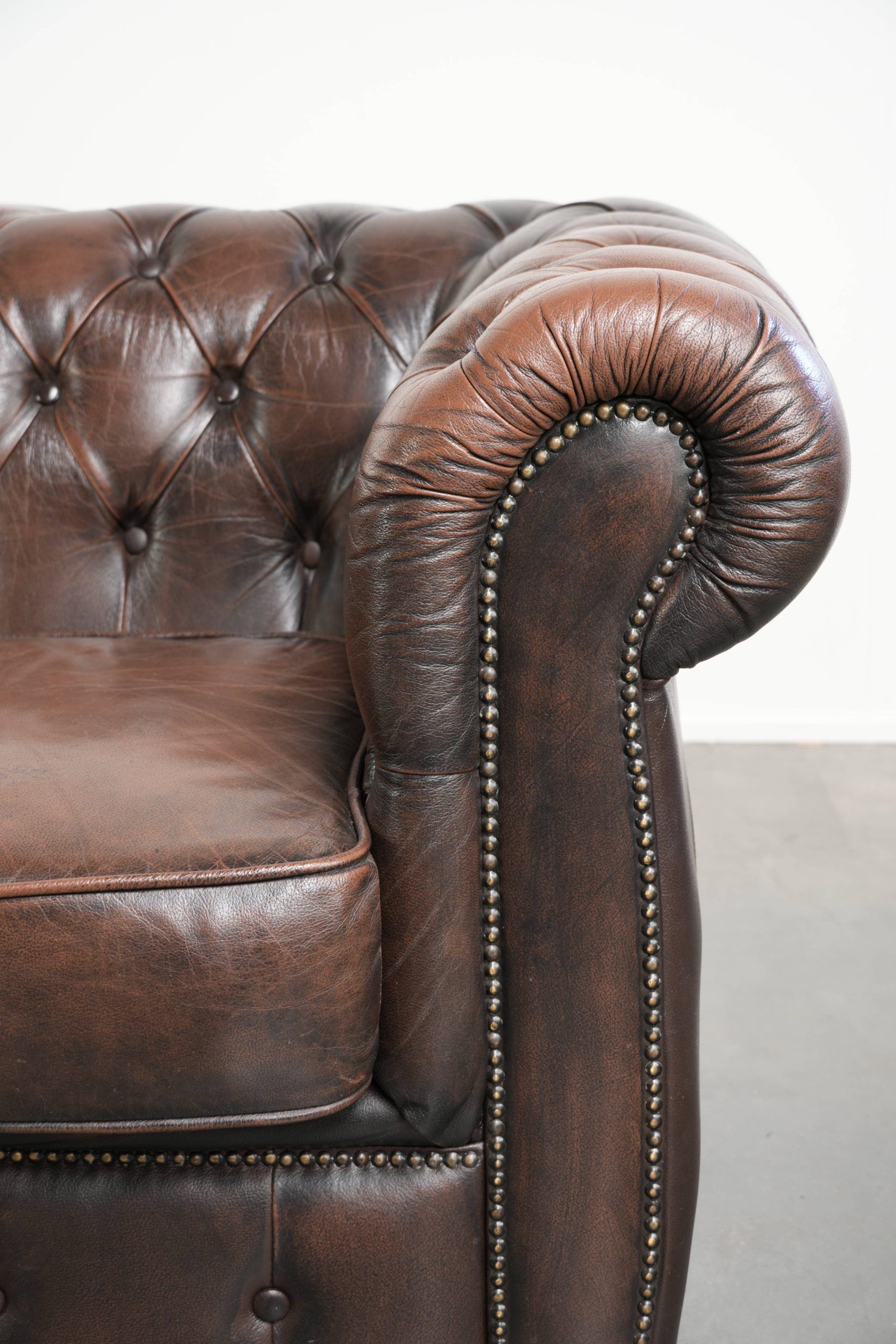 Brown cowhide leather Chesterfield 3-seater sofa in English style