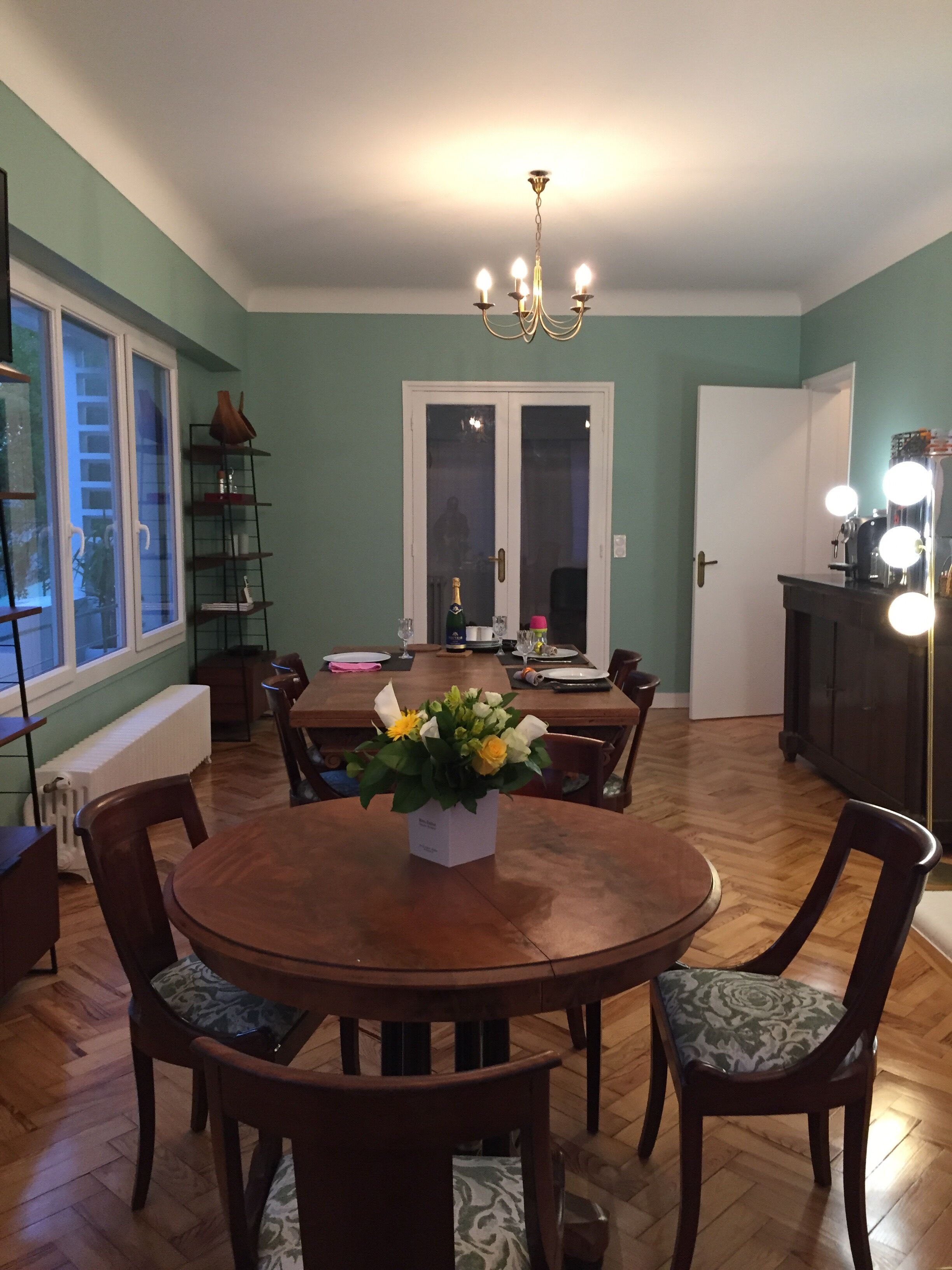 Table - pedestal table with 3 extensions: 4-10 people