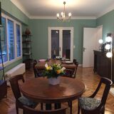 Table - pedestal table with 3 extensions: 4-10 people