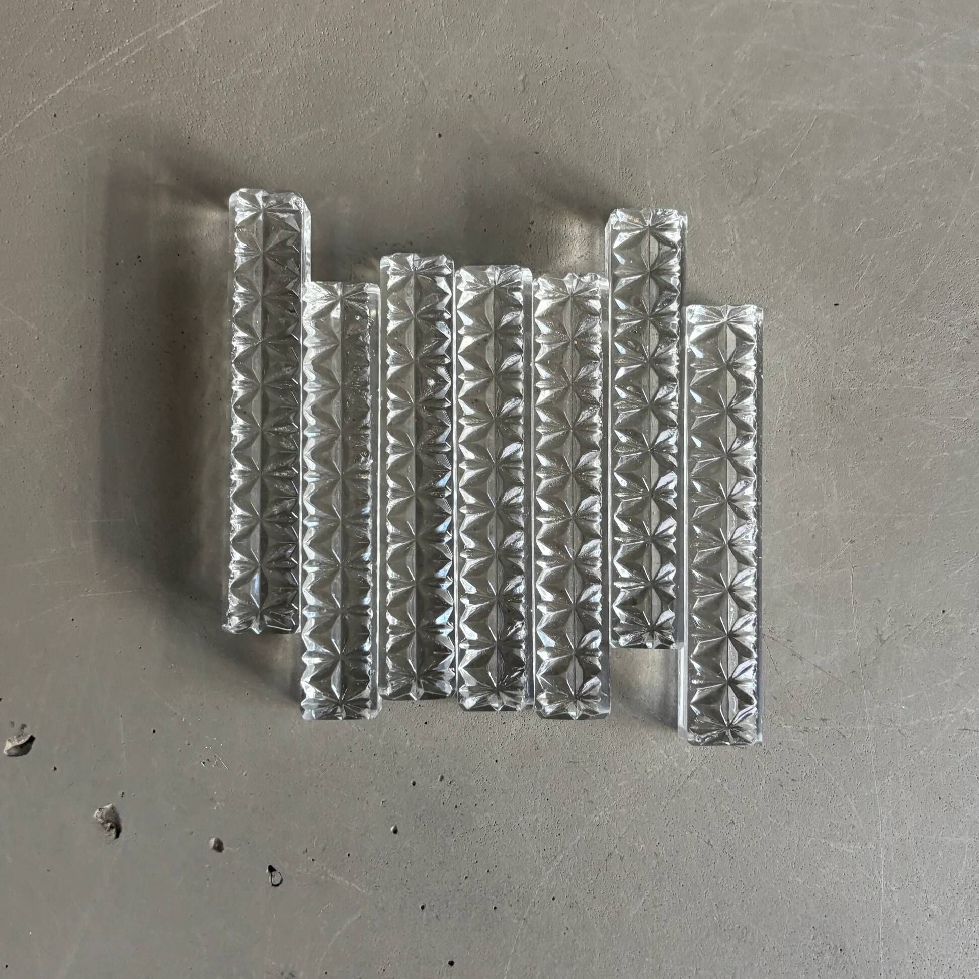 7 moulded glass knife rests