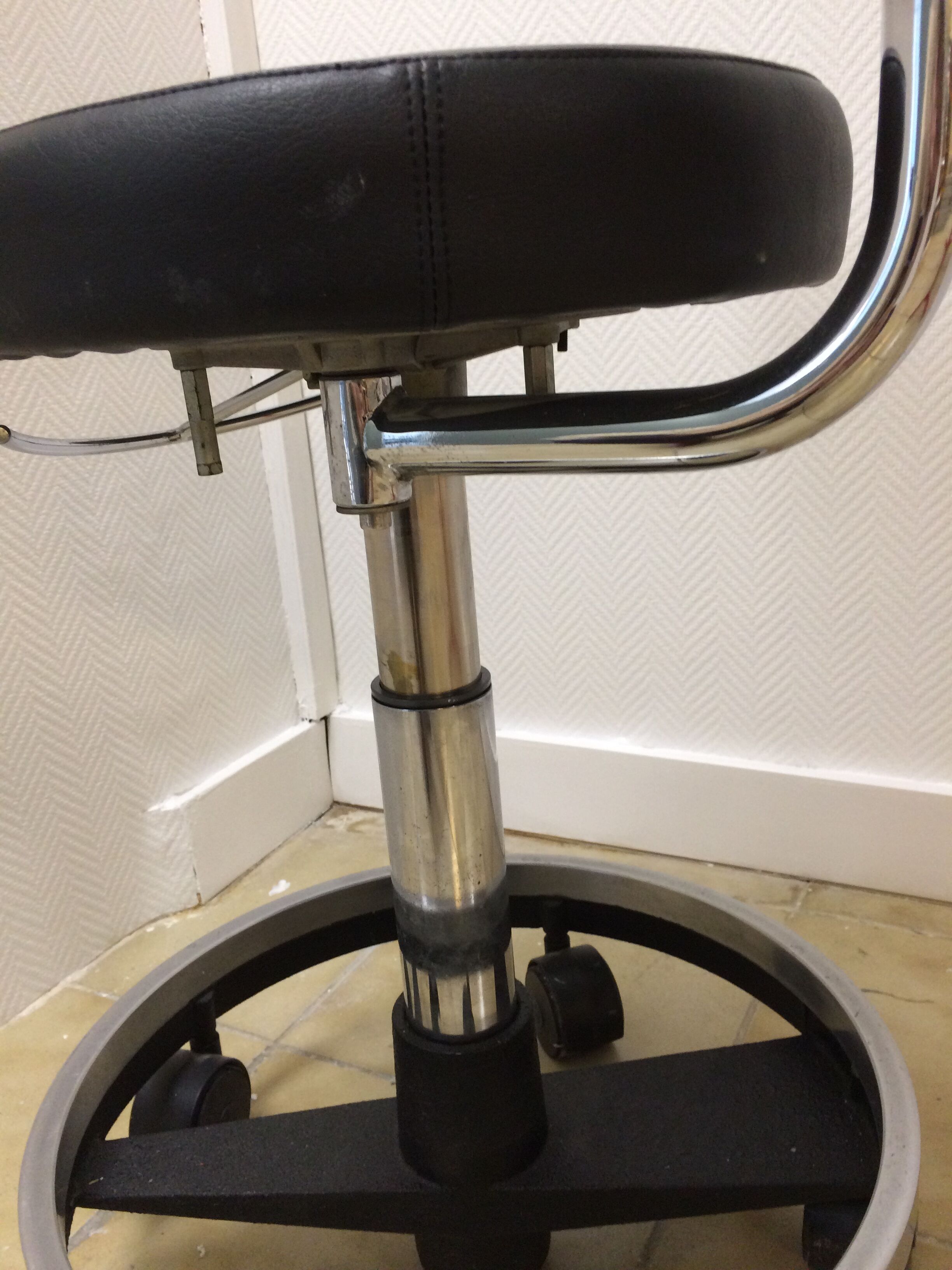 Dentist stool