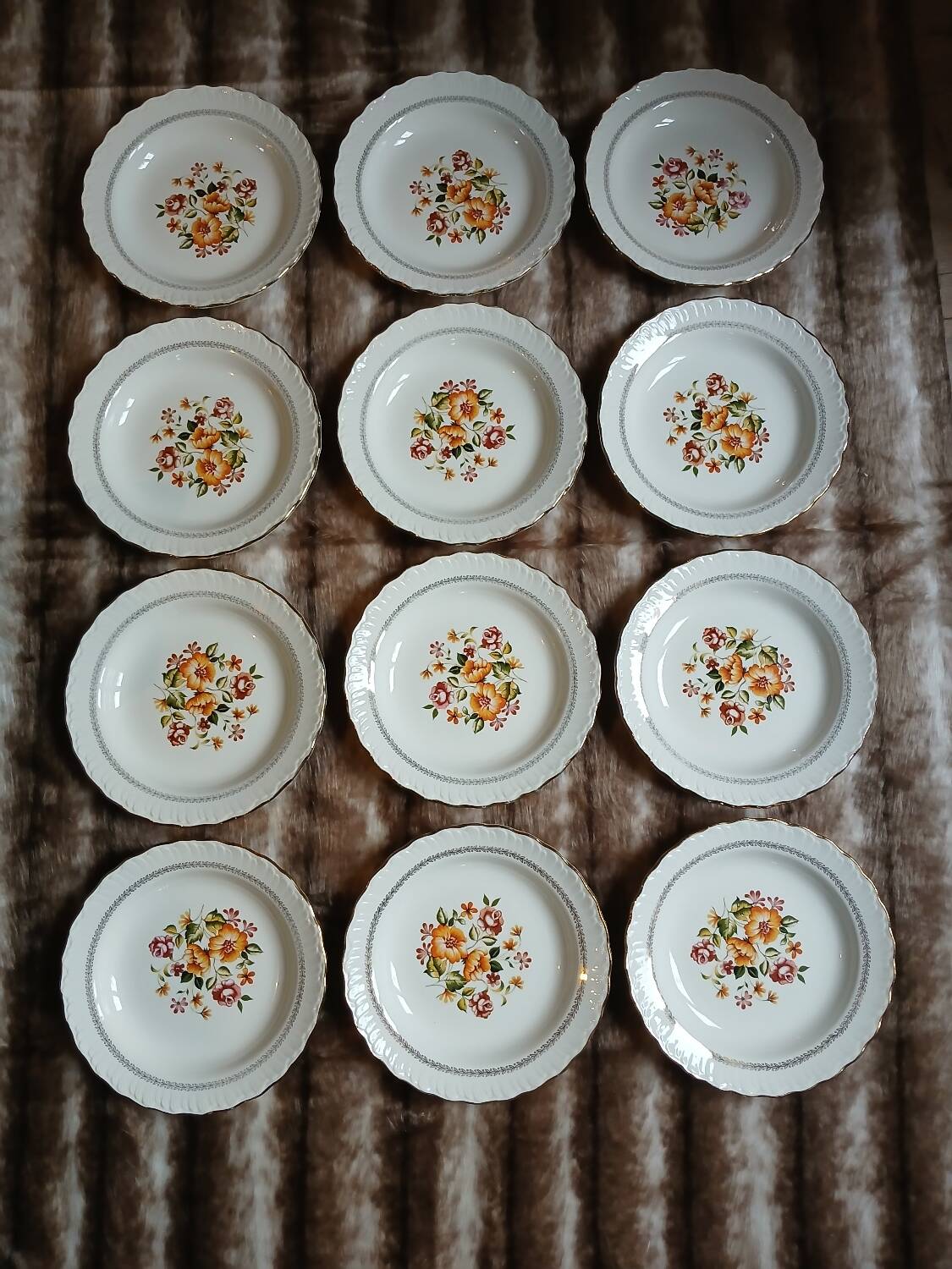 12 assiettes creuses anciennes "Capri "