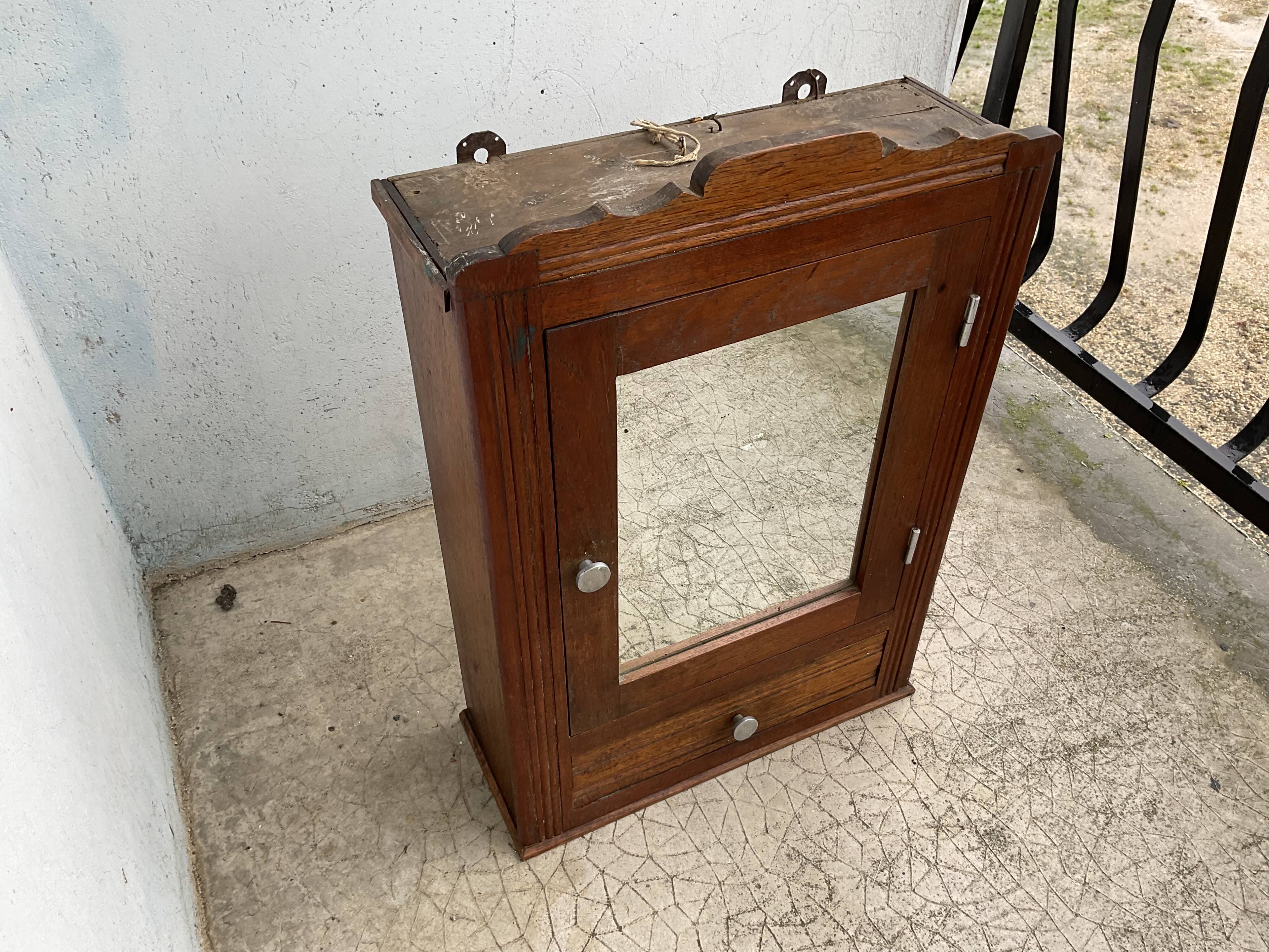 Armoire à pharmacie