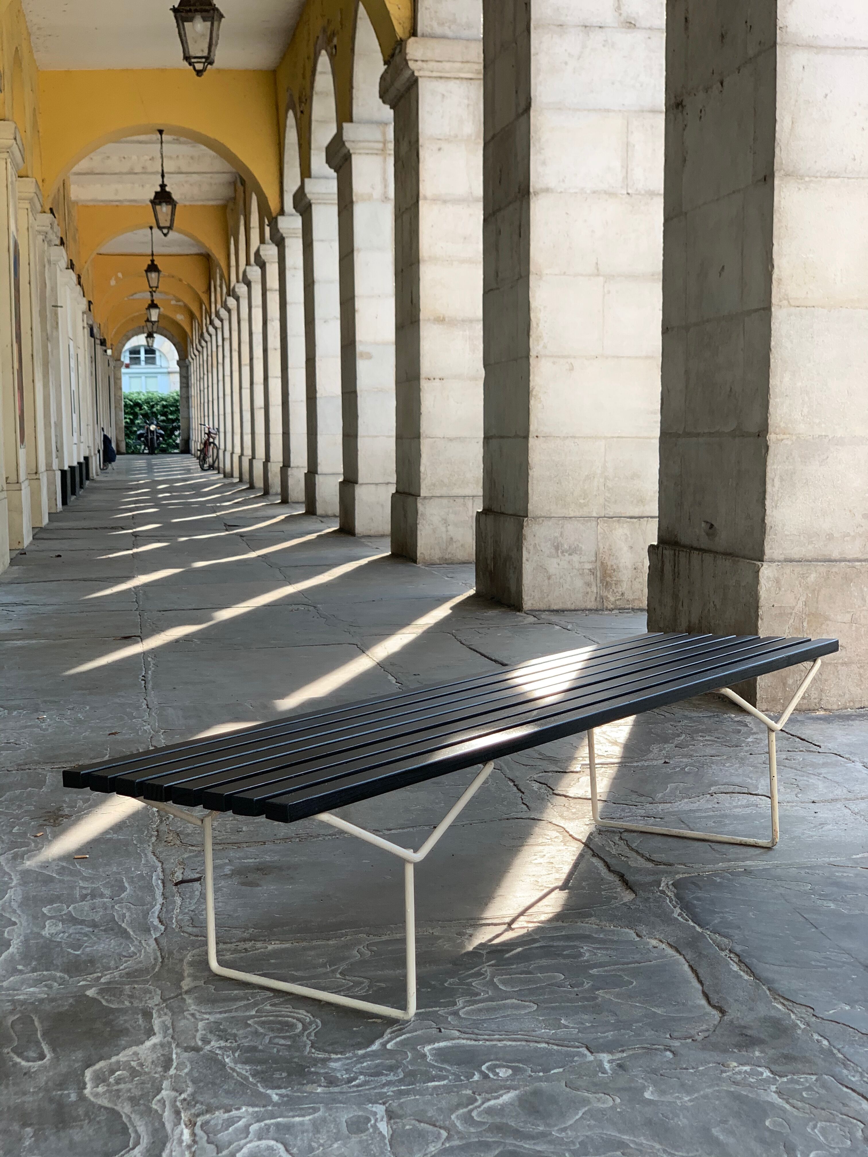 Banc d'harry bertoia aux éditions knoll