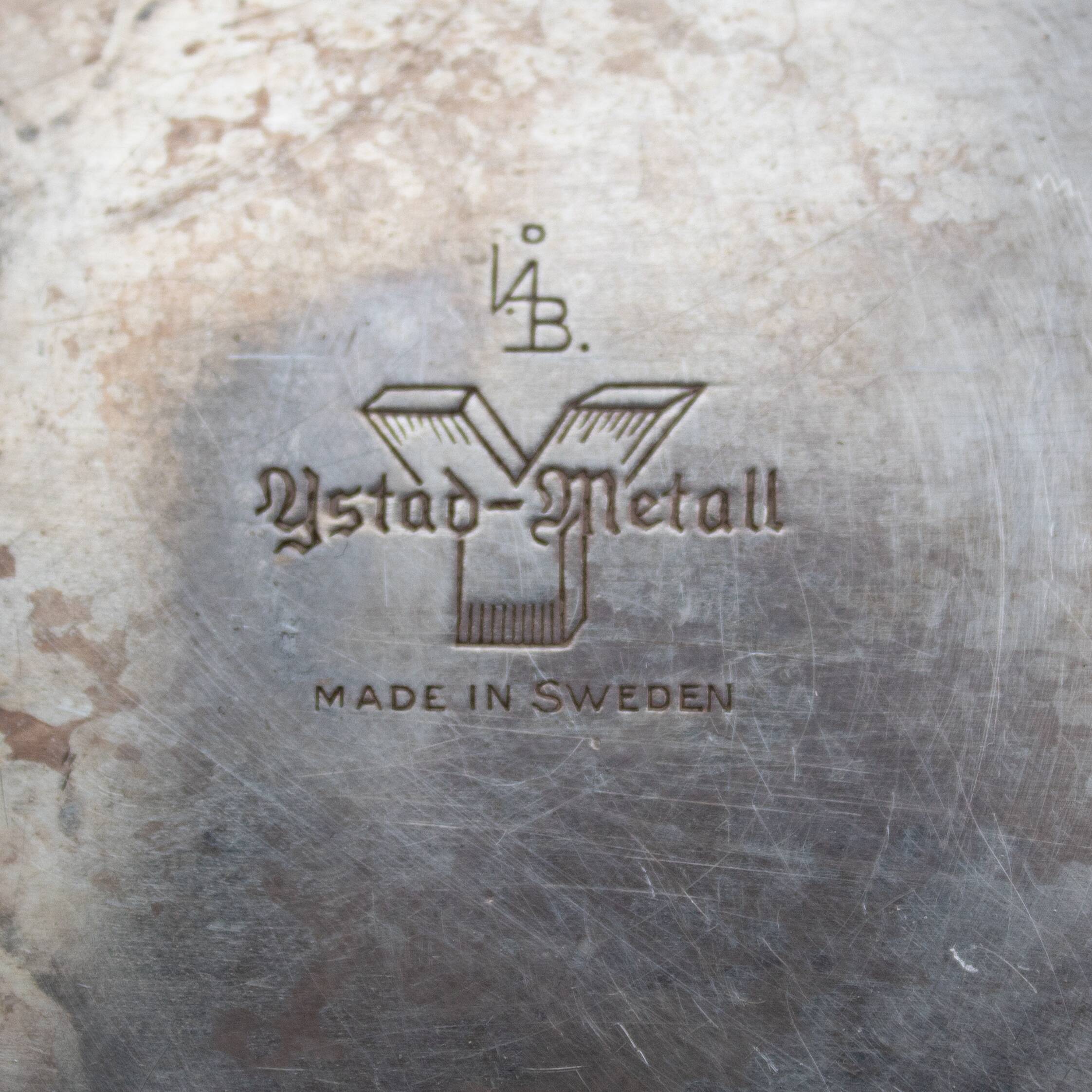 Ensemble de deux bougeoirs en métal argenté par Ystad-Metall, Suède.