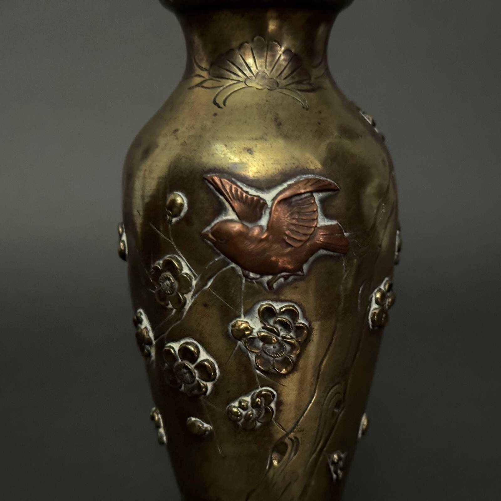 Pair of Japanese vases in chiselled bronze with inlaid bird decoration.
