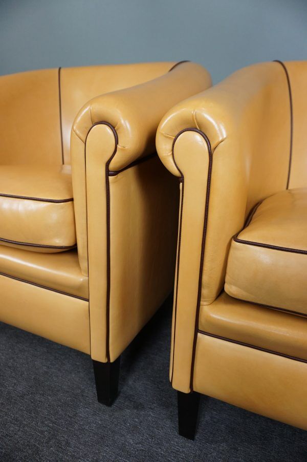 Set of 2 club chairs in blond sheepskin