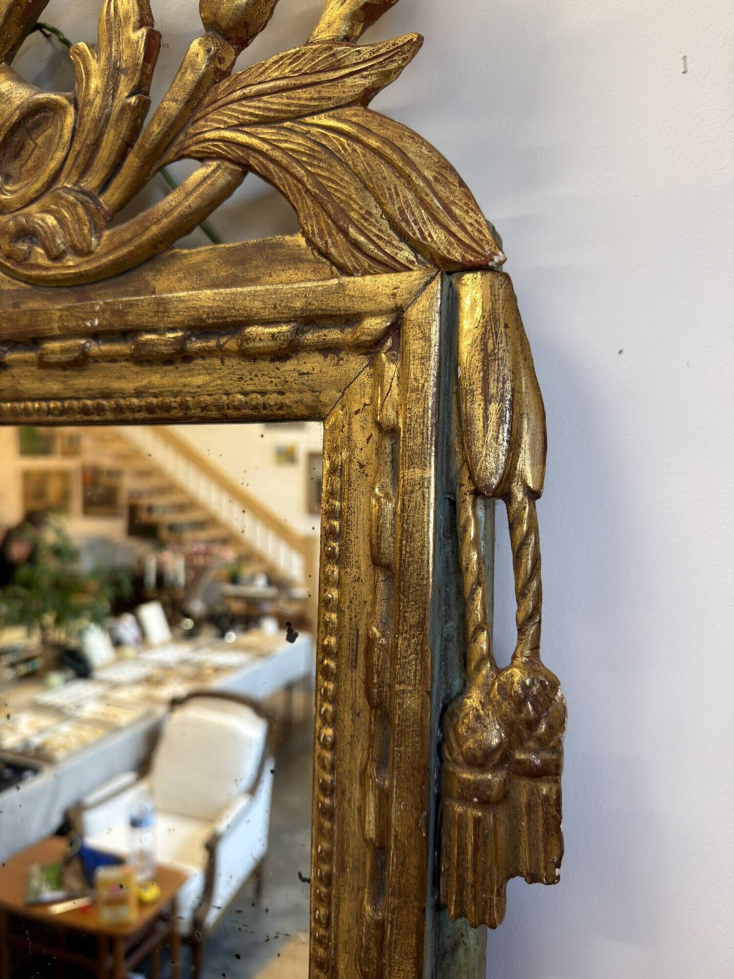 Louis XVI period mirror in carved and gilded wood – Late 18th century