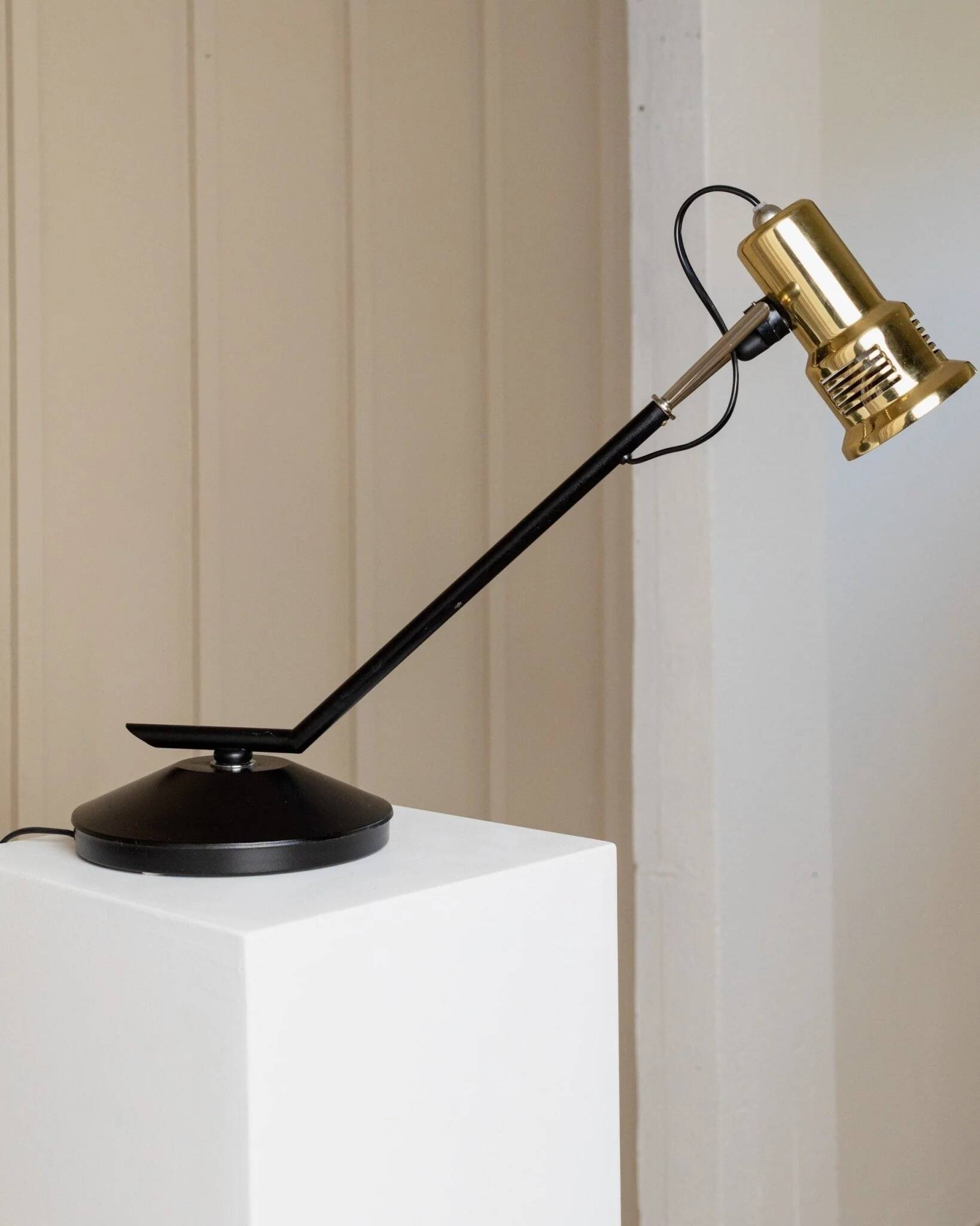 Vintage metal table lamp in Hollywood Regency style, black base with brass shade by Gigidi Iluminazione, 80s