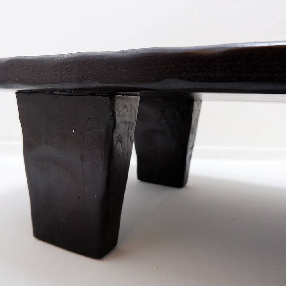 Grande table basse en bois noir martelé - 21th