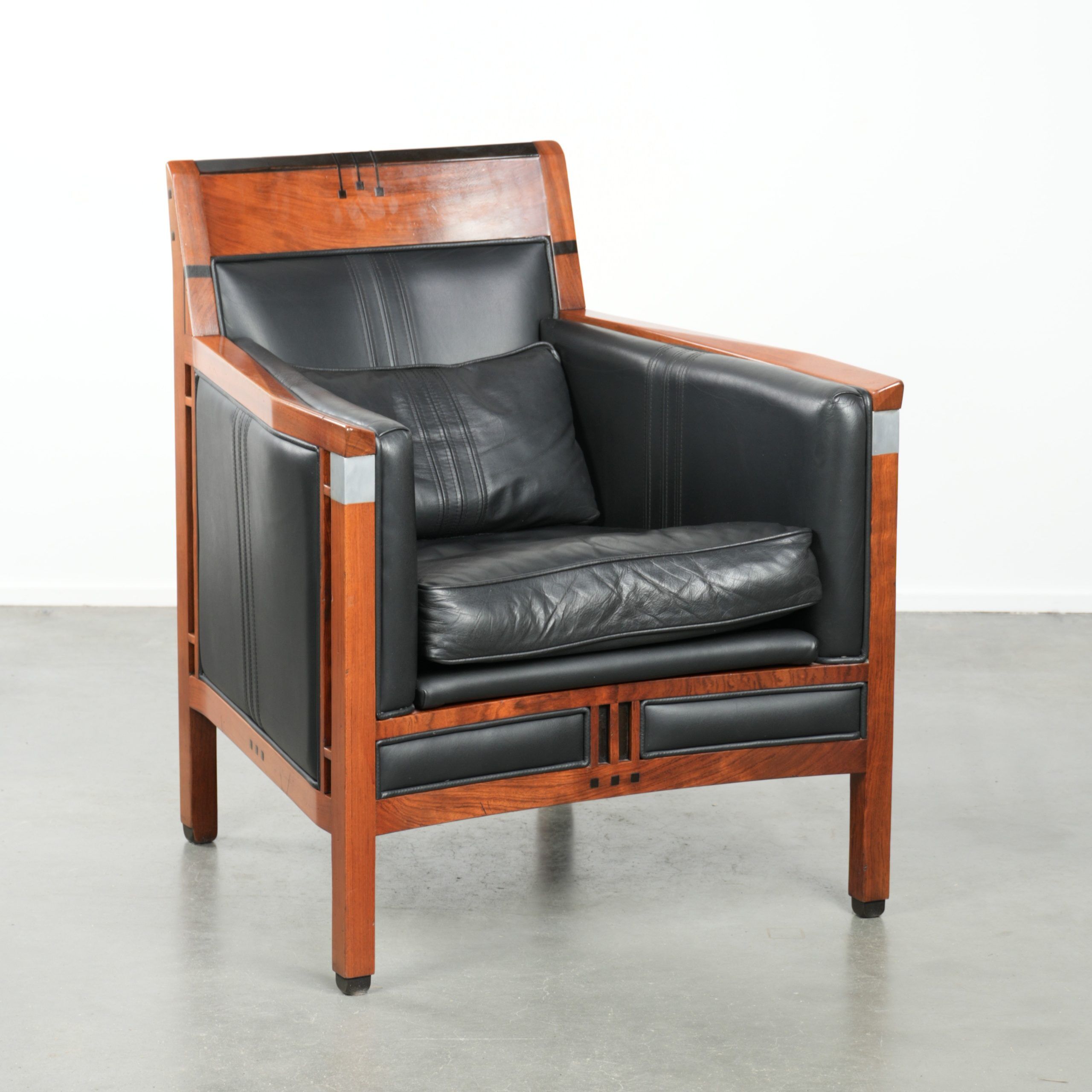 Fauteuil en cuir noir de style Art Déco en bon état.
