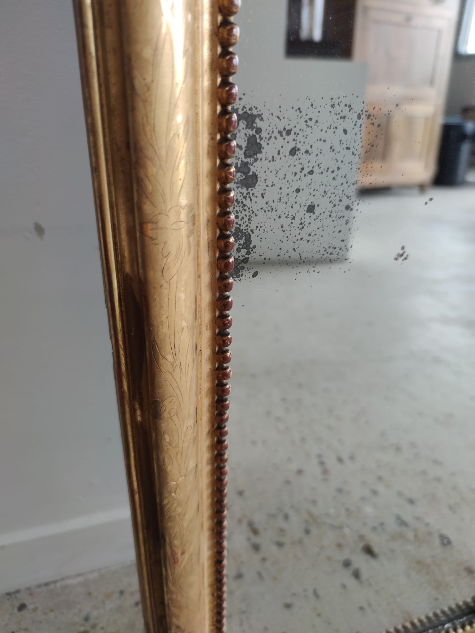 Long wooden mirror and gilded stucco with pearl rays H: 2m45 L: 40cm