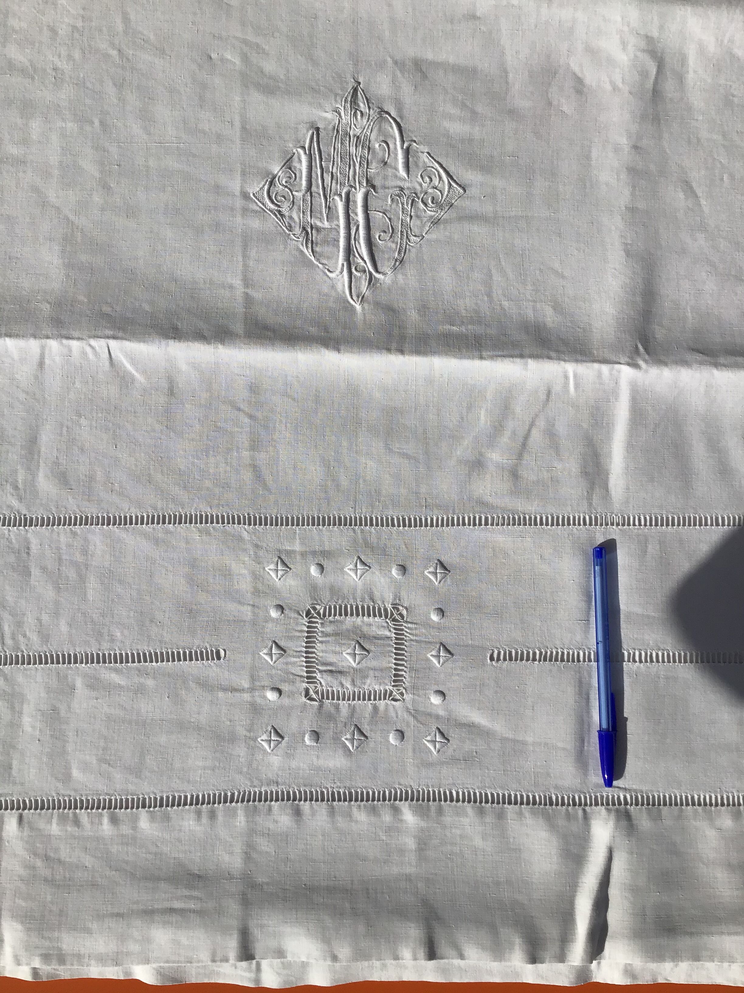 Drap 2-seater MG linen at the end of the triple-scale - open squares
