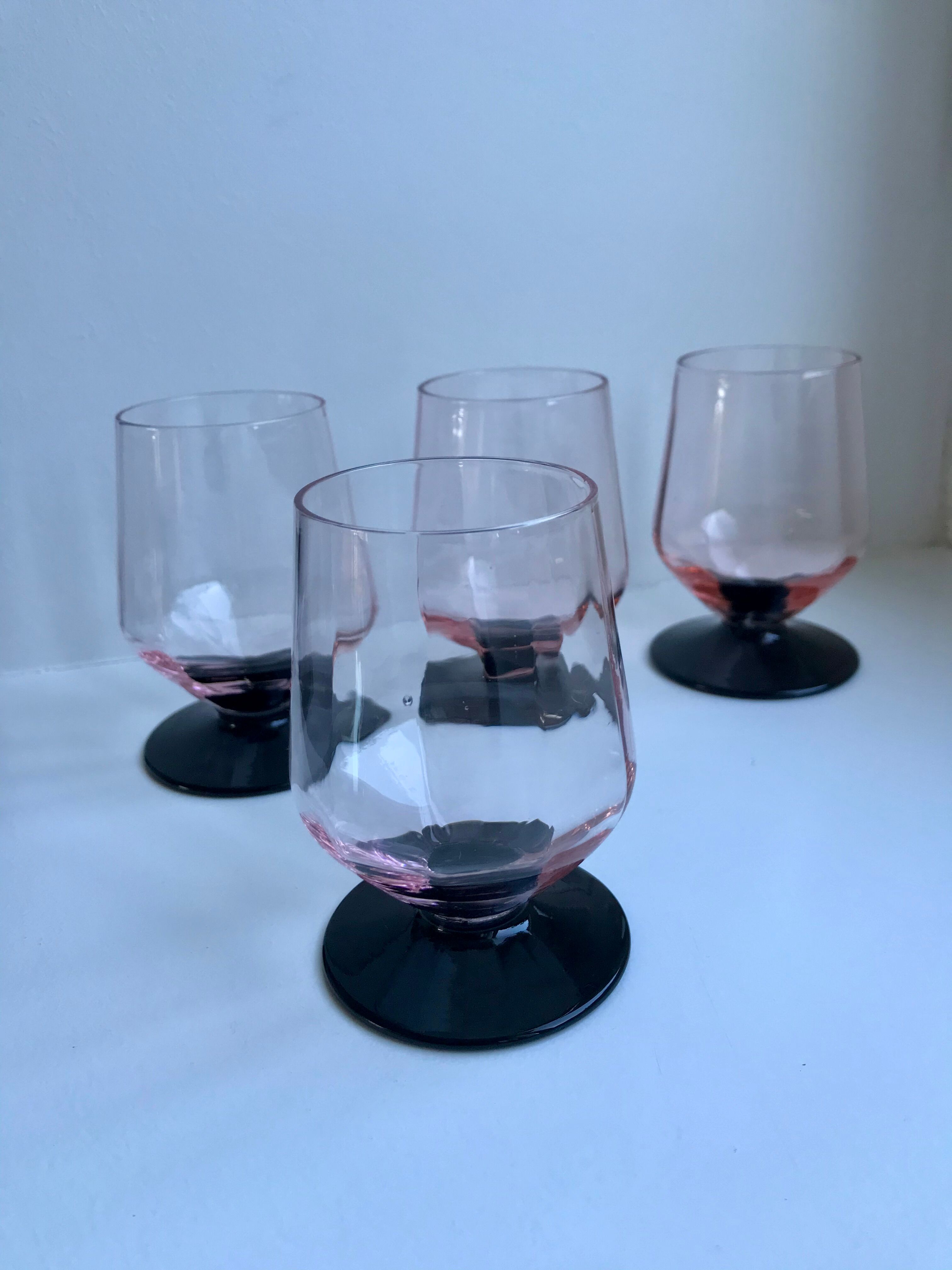 Set of 4 glasses with pink feet and black feet Art Deco 30s