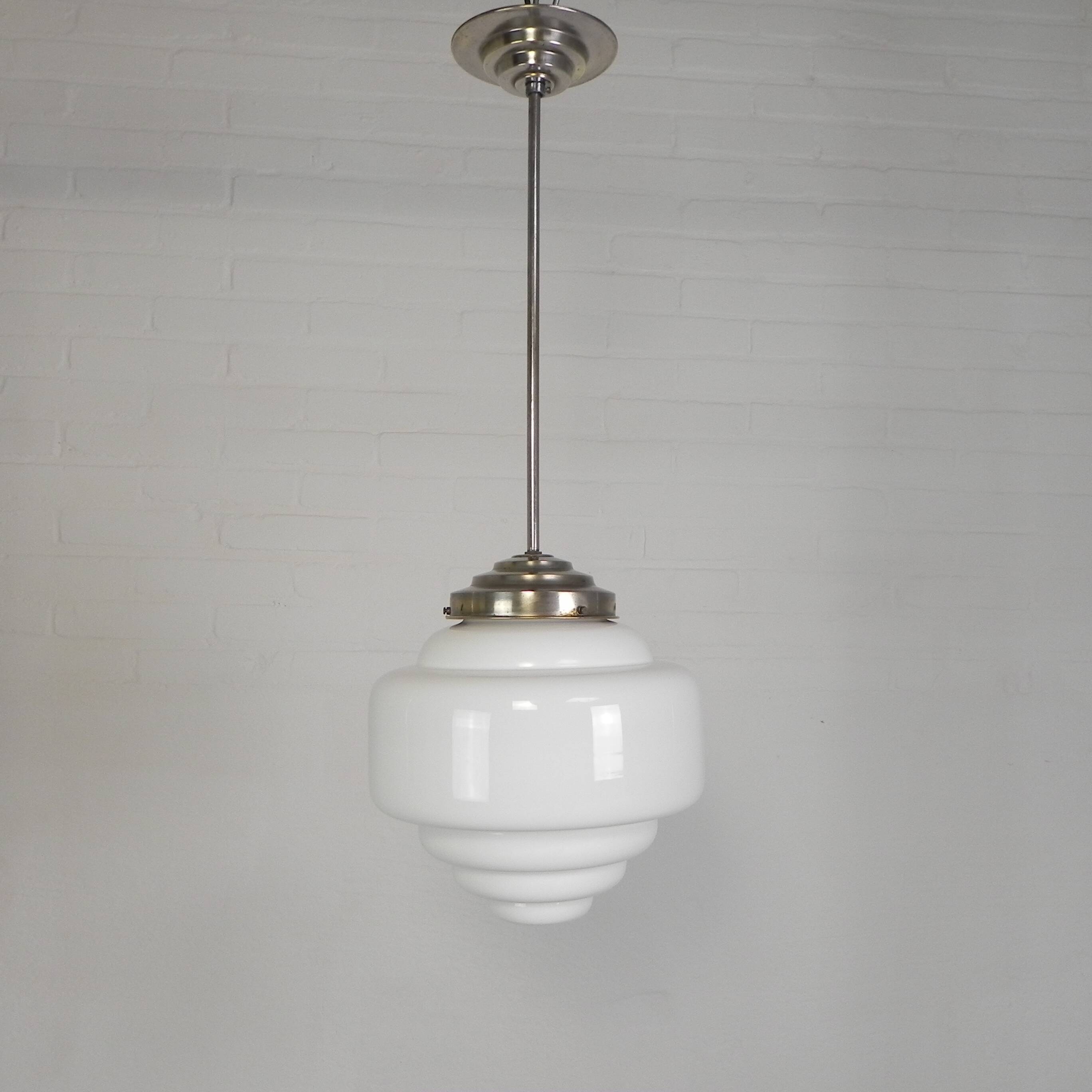 Suspension Art Déco avec abat-jour en opaline à gradins, années 1930