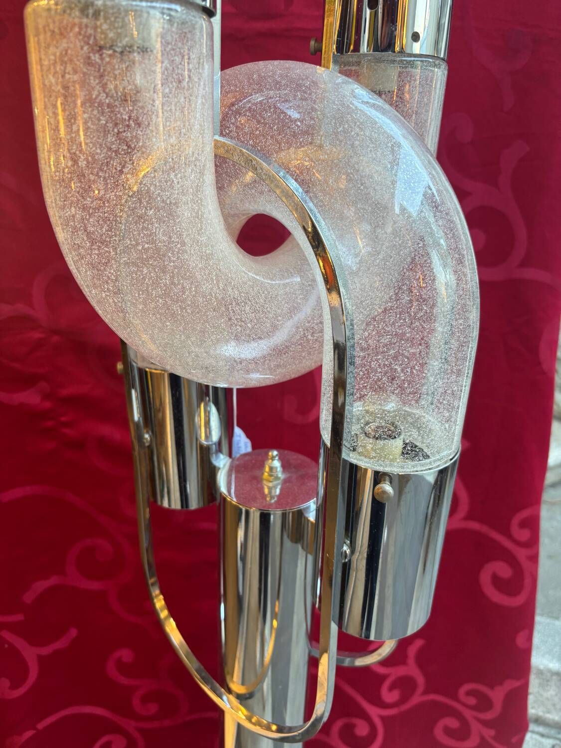 Vintage sculptural floor lamp in chrome metal and glass from the 1970s.