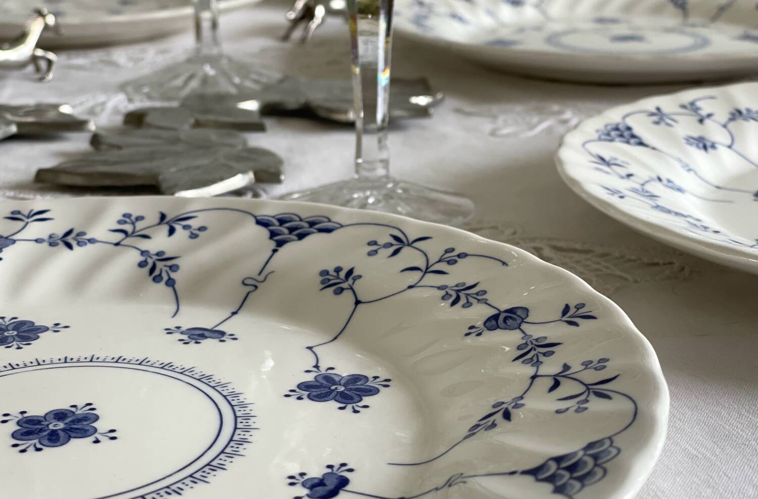 6 flat plates in English porcelain