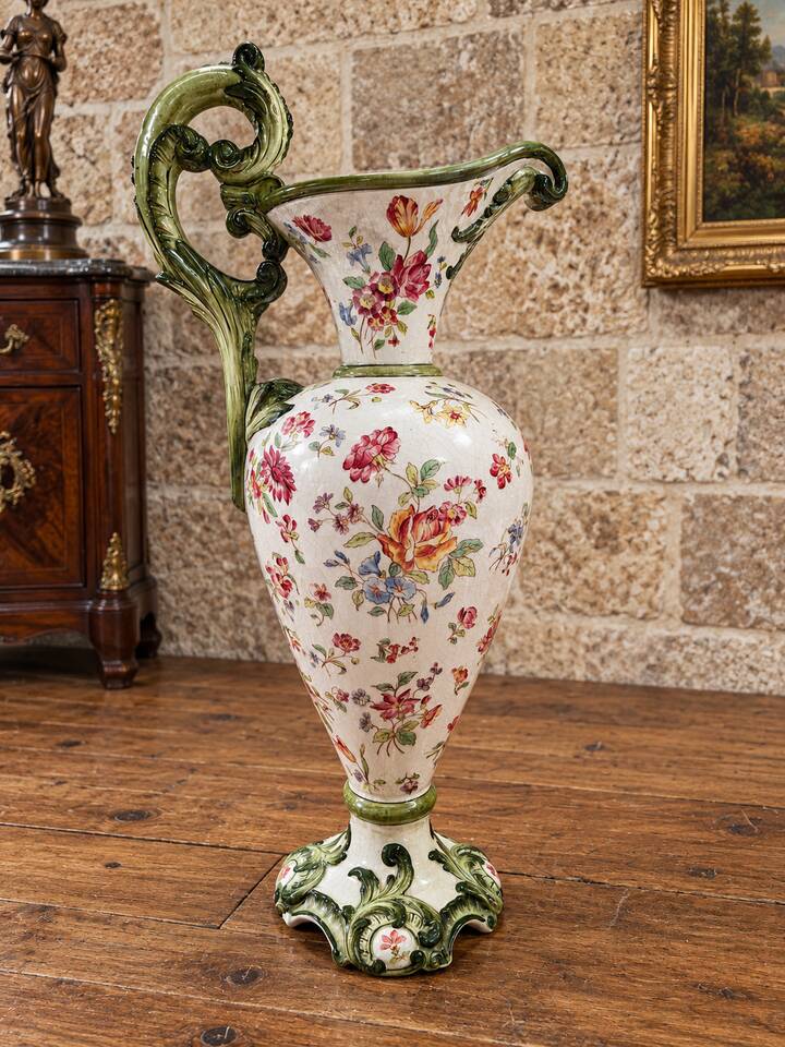 aiguière décorative en faïence polychrome – Décor floral – Style rocaille