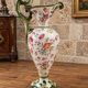 aiguière décorative en faïence polychrome – Décor floral – Style rocaille