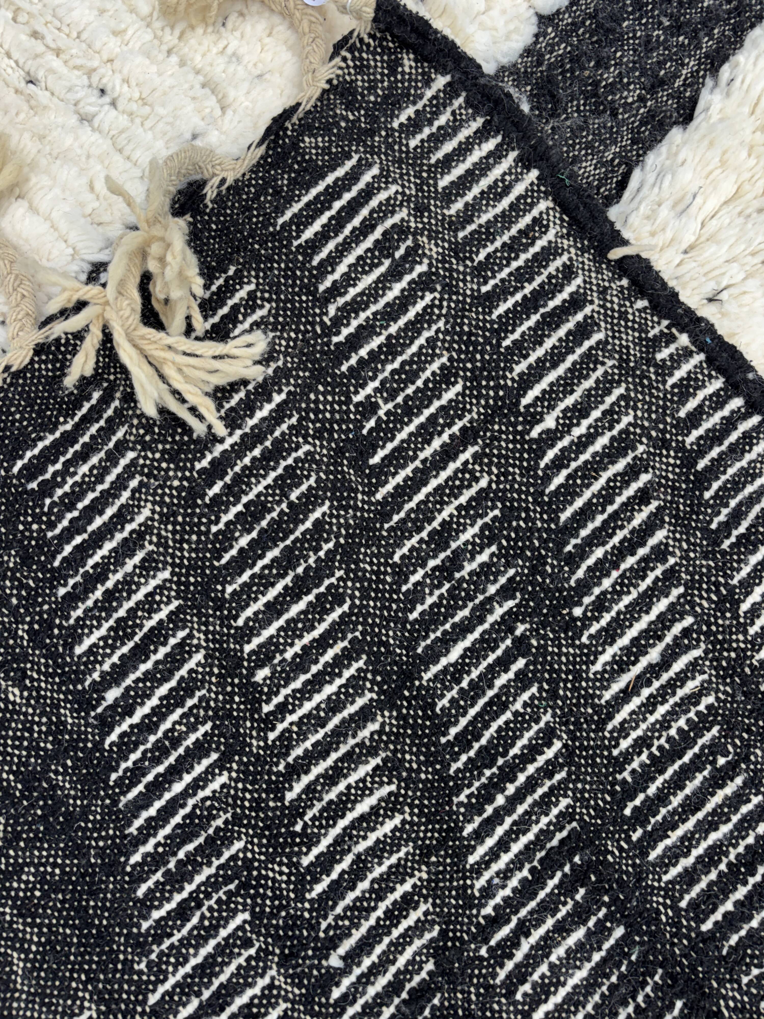 Large Beni Ouarain rug 190 × 300 cm – Graphic Berber rug in wool fa