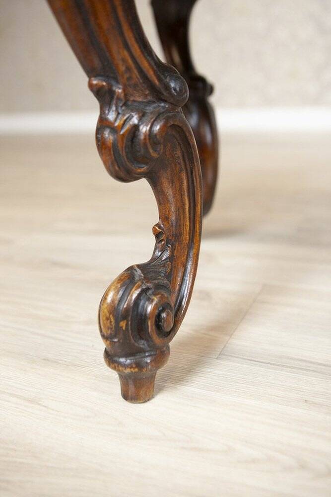 Table basse vintage en bois brun avec un tablier sculpté, années 1940.