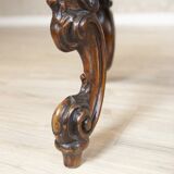 Table basse vintage en bois brun avec un tablier sculpté, années 1940.