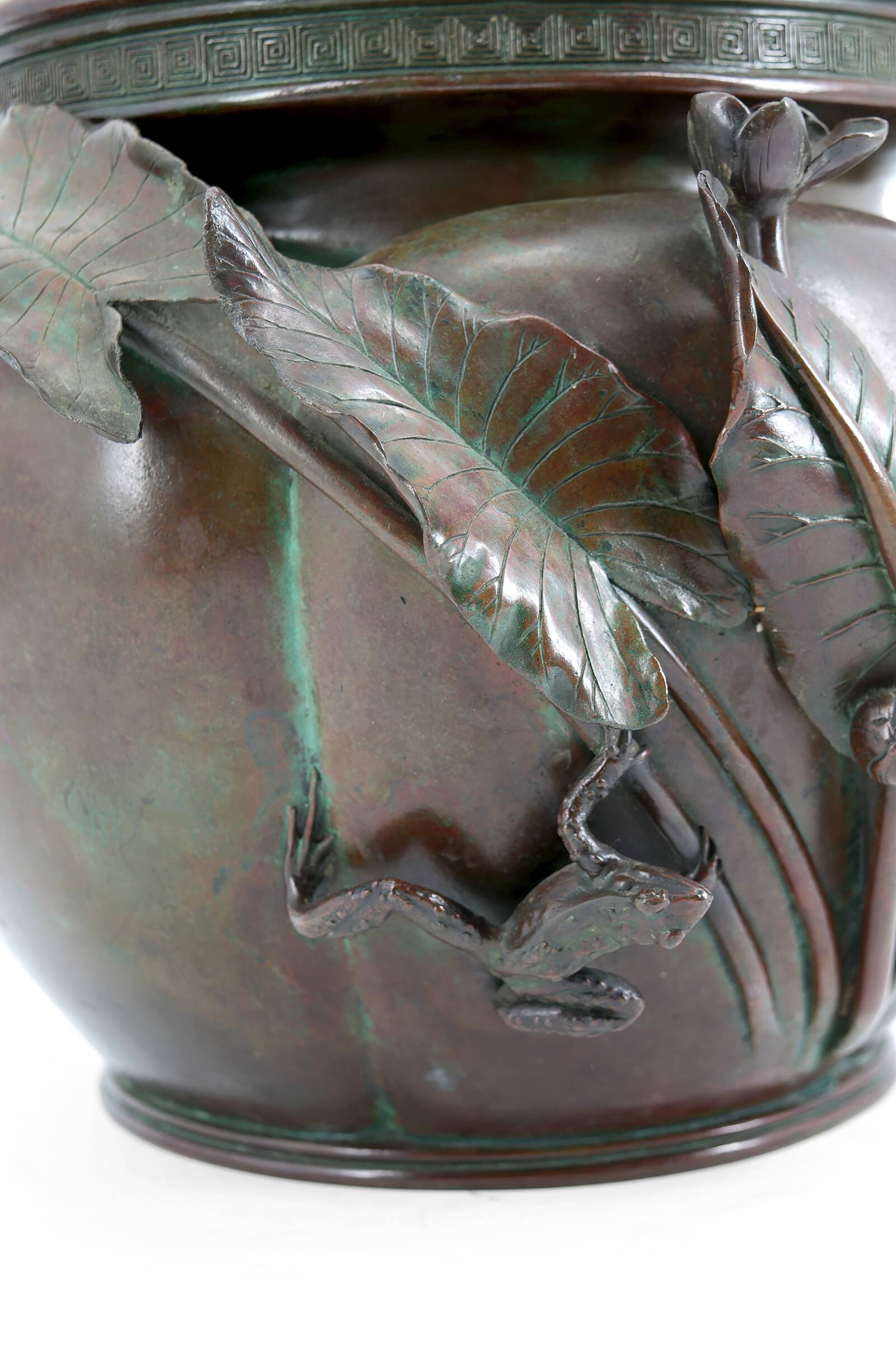 Exceptional planter / cache-pot in patinated Japanese bronze circa 1880.