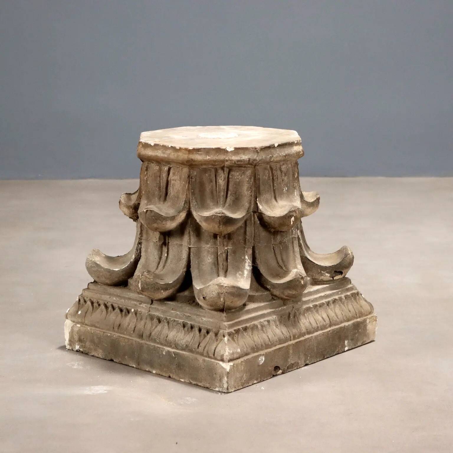 Ancient plaster capital decorated with acanthus leaves, 19th century.