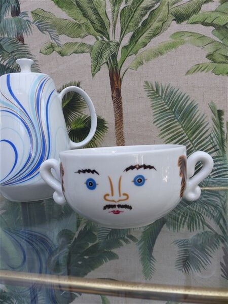 Ghillian teapot in porcelain