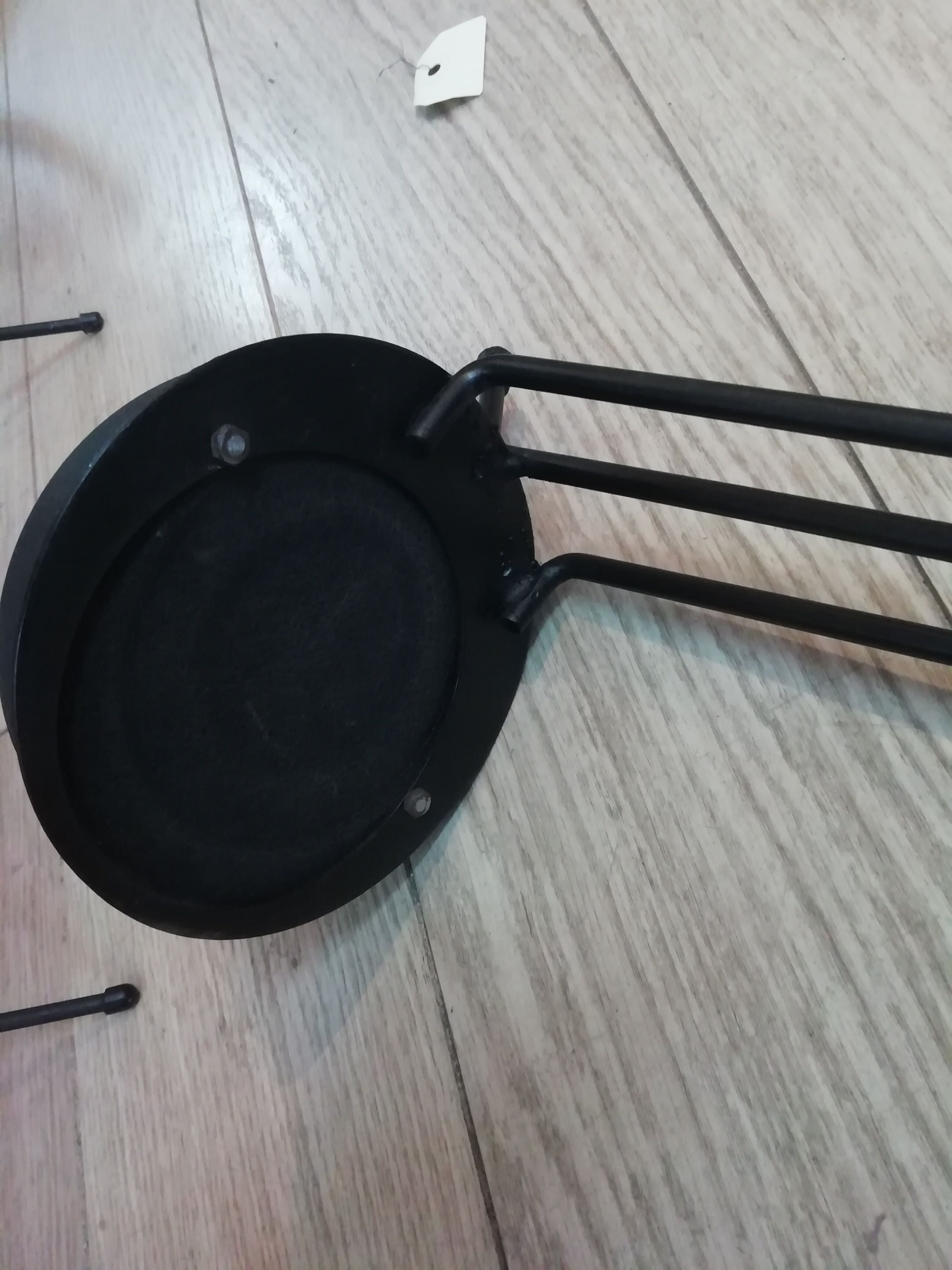 Ashtray with mechanism on foot