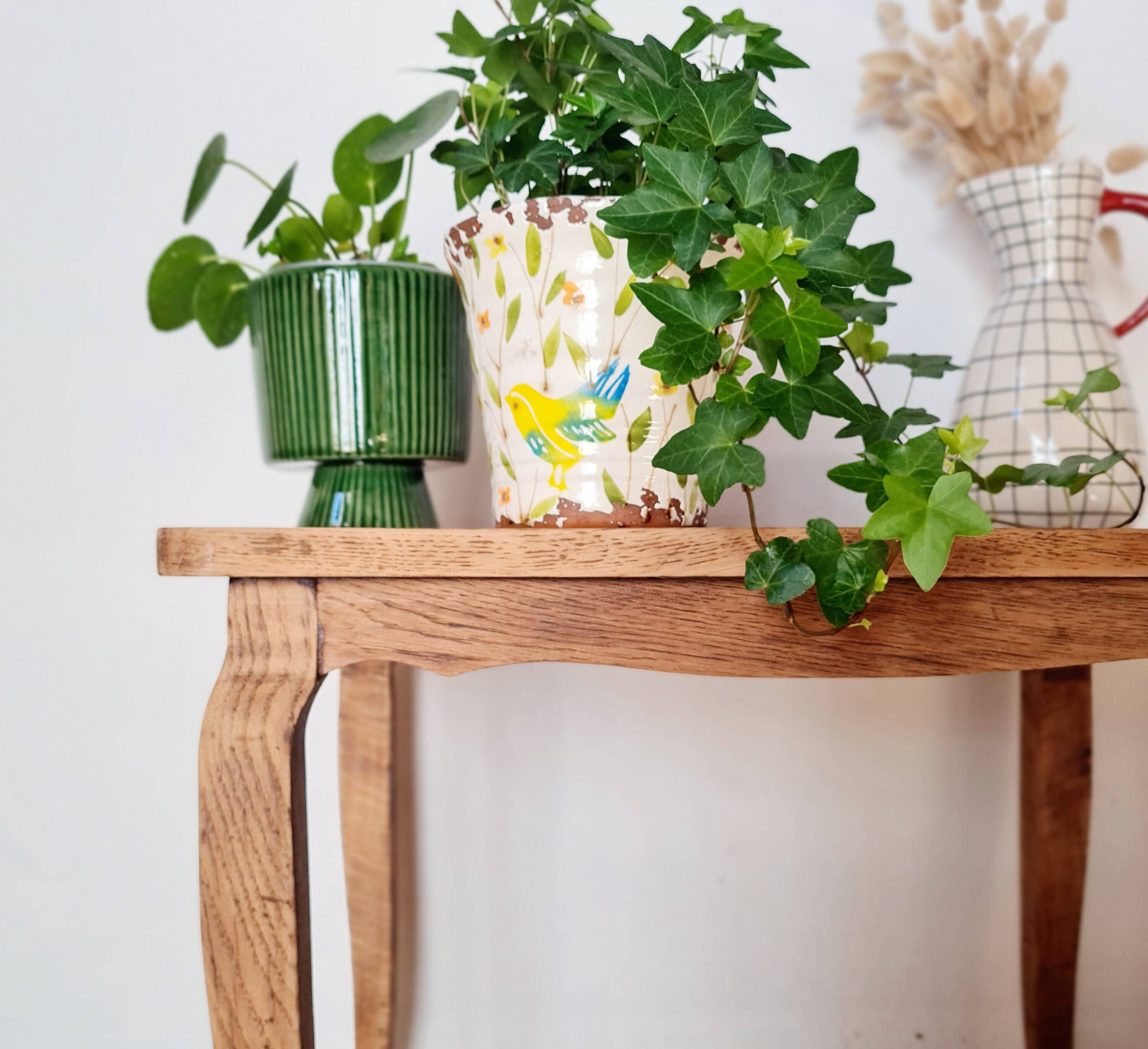 Antique coffee table with curved legs.