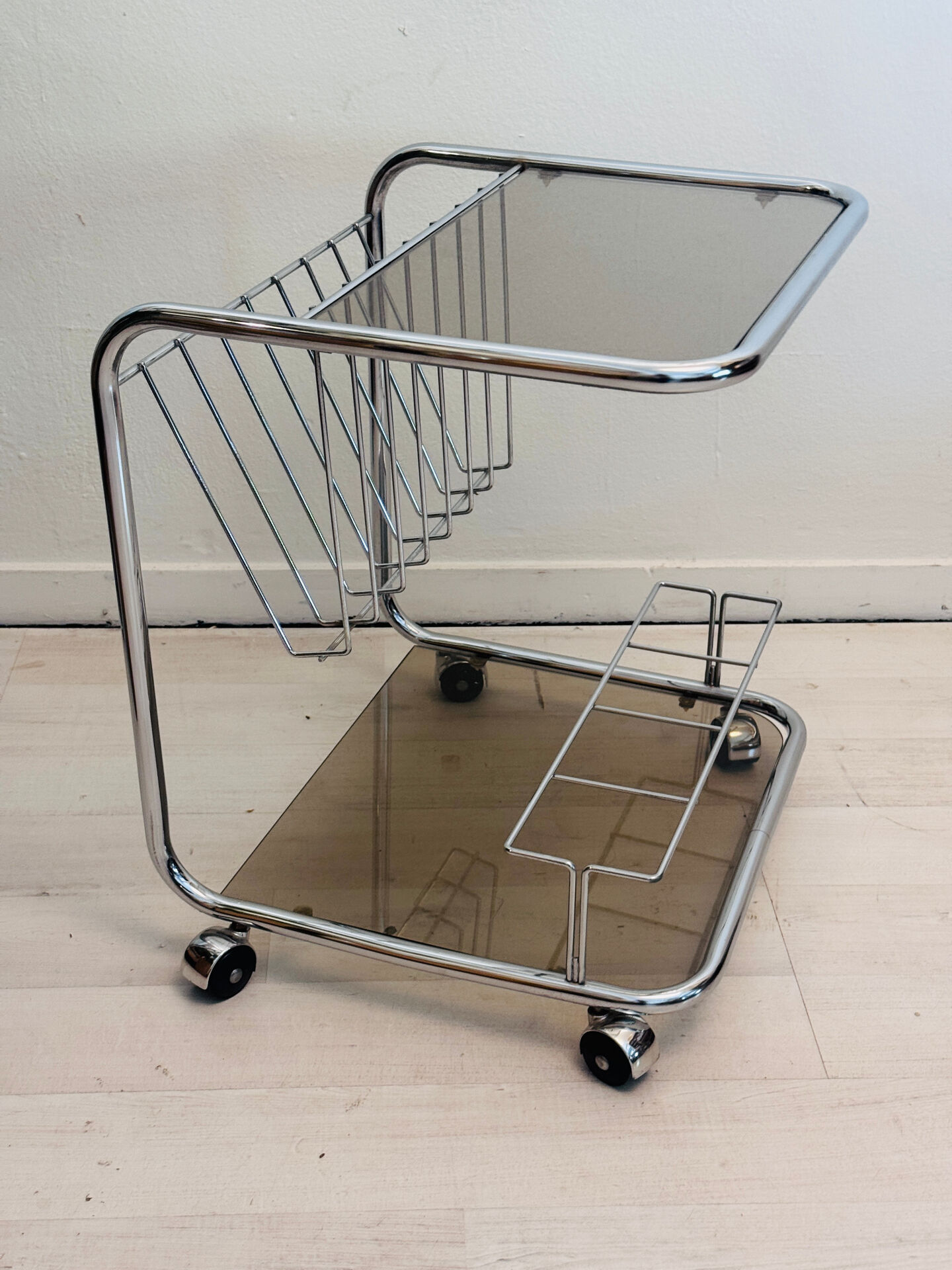 Chariot de bar vintage en cadre de tube chromé avec verre fumé des années 70