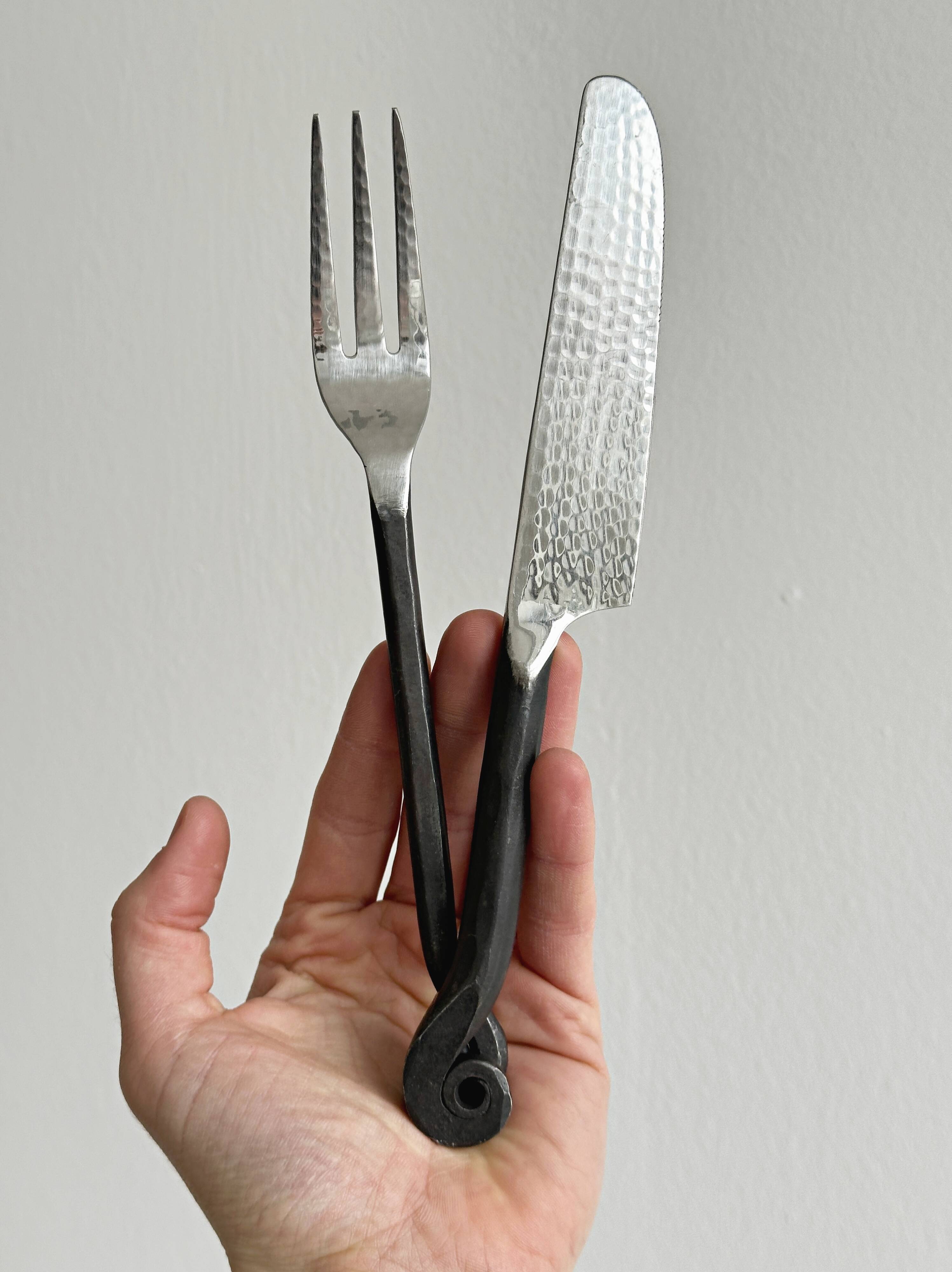Set of 4 hammered metal cutlery with snail pattern.
