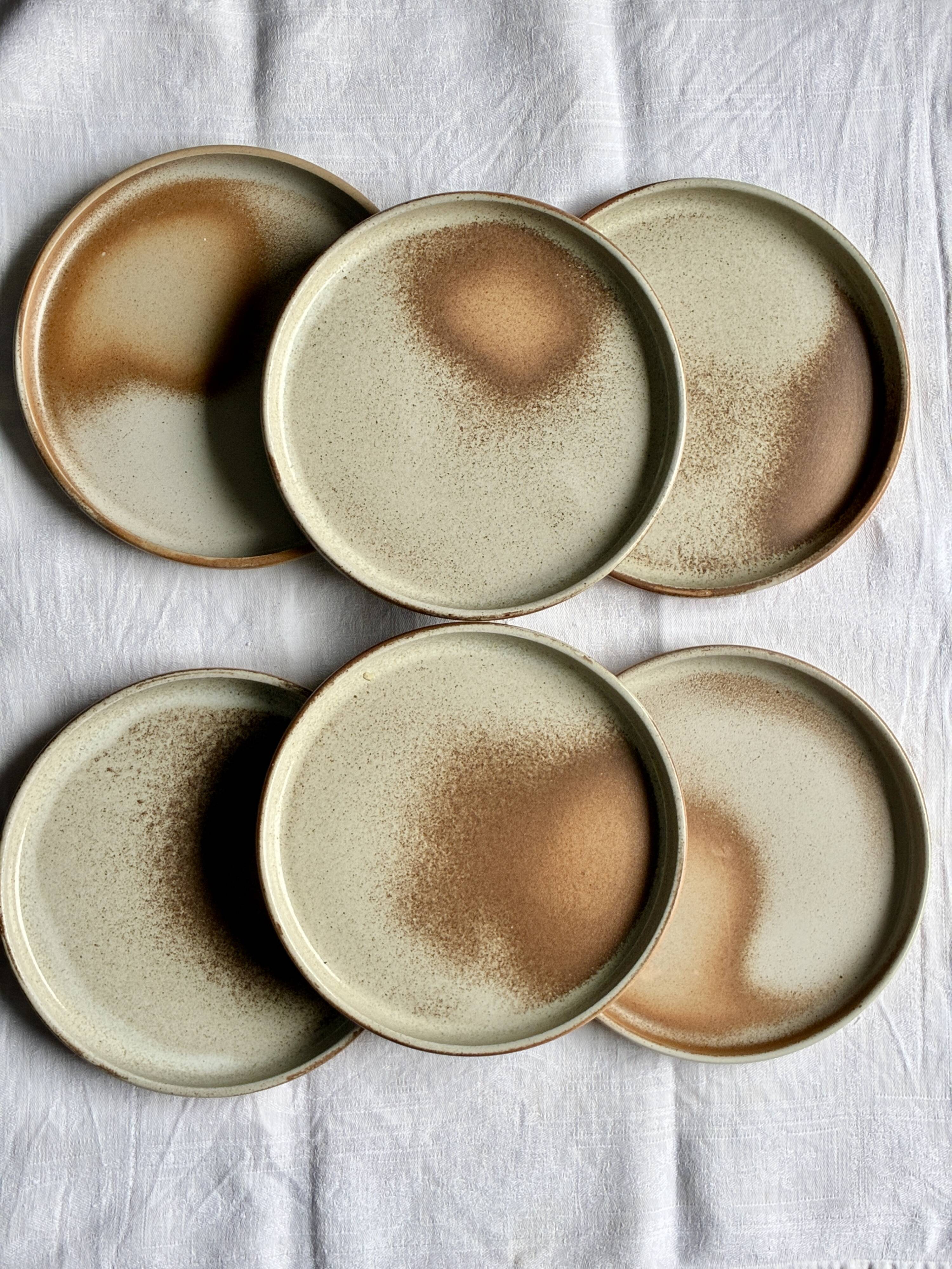 Flat stoneware plates