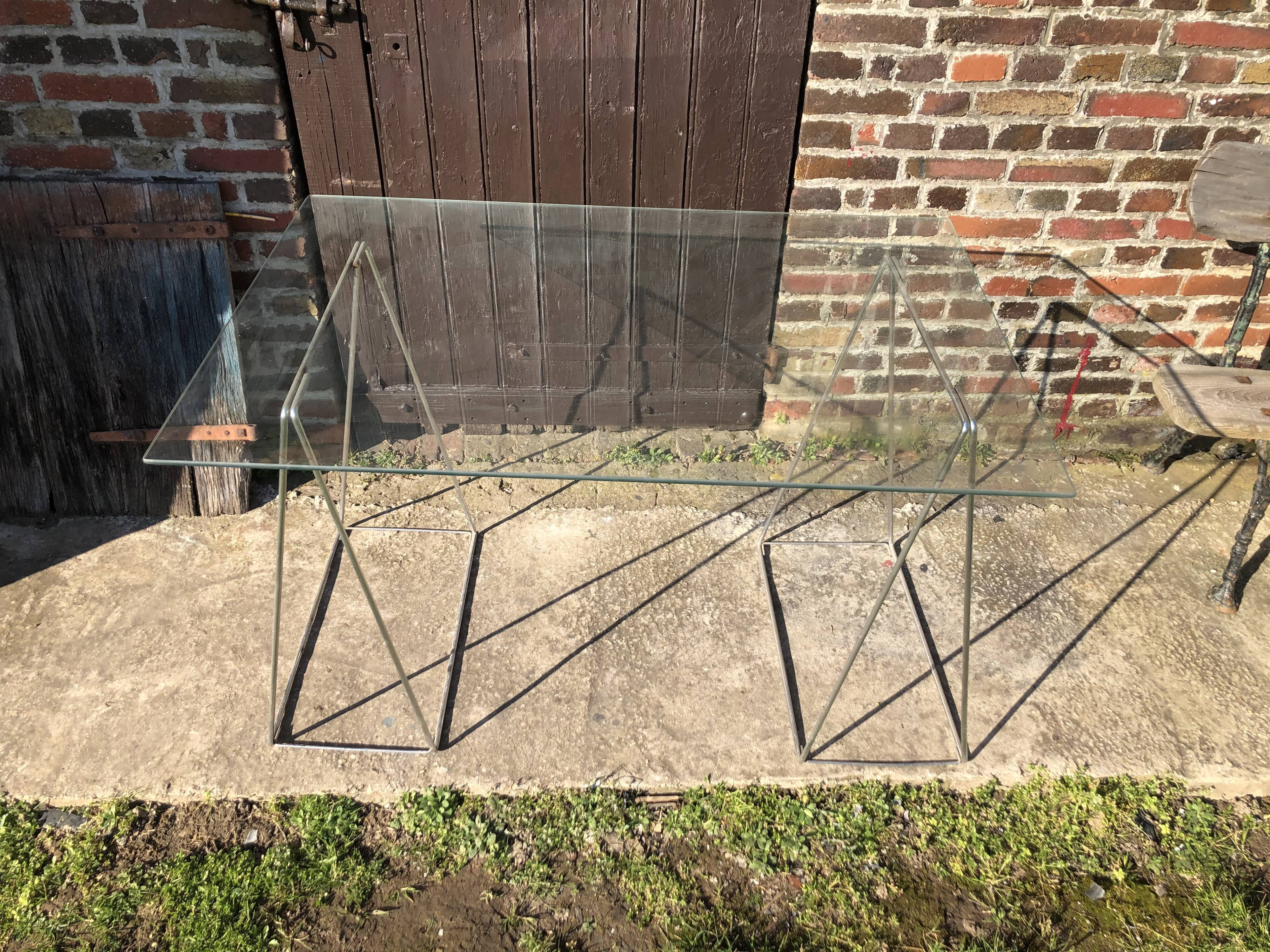 Bureau en fil d’acier et plateau en verre