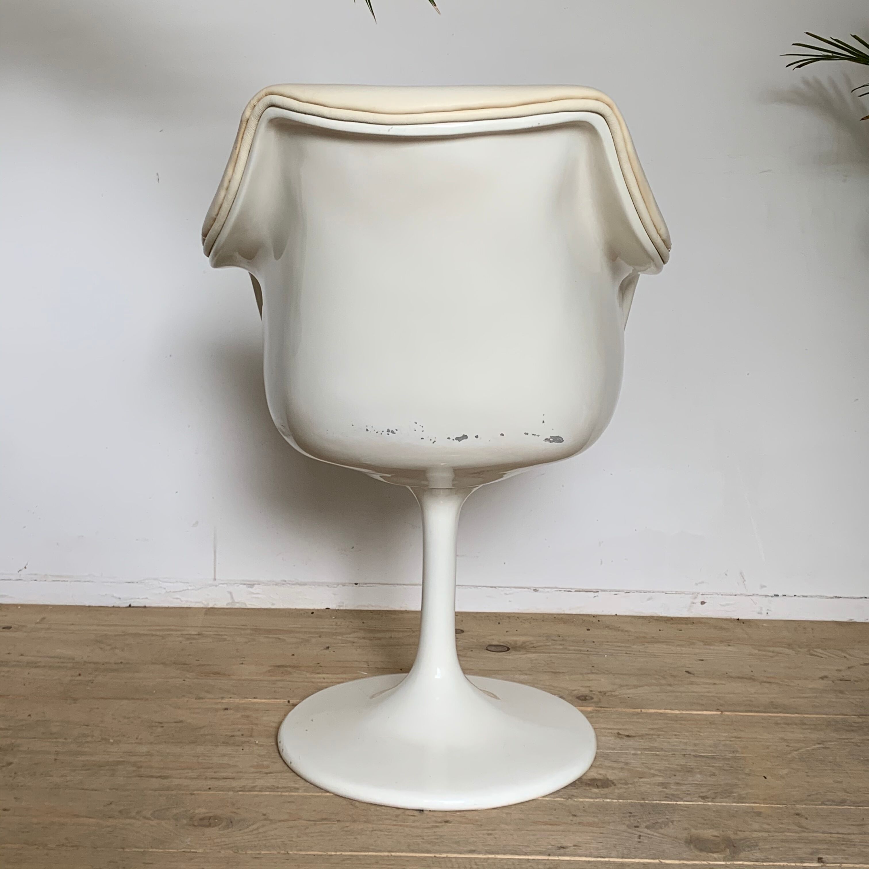 Vintage swivel desk foot tulip in white leather