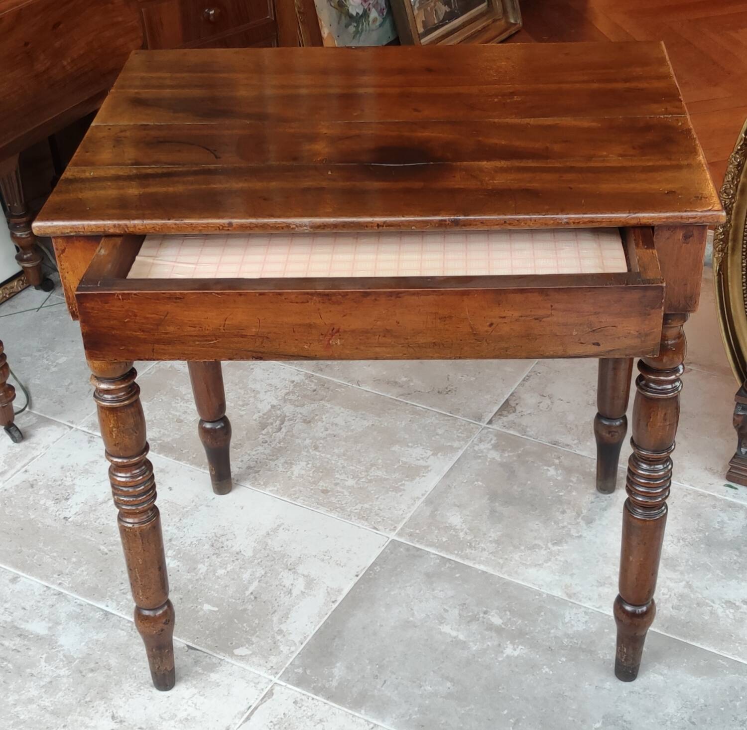Old small desk side table / 1 drawer / turned wood feet