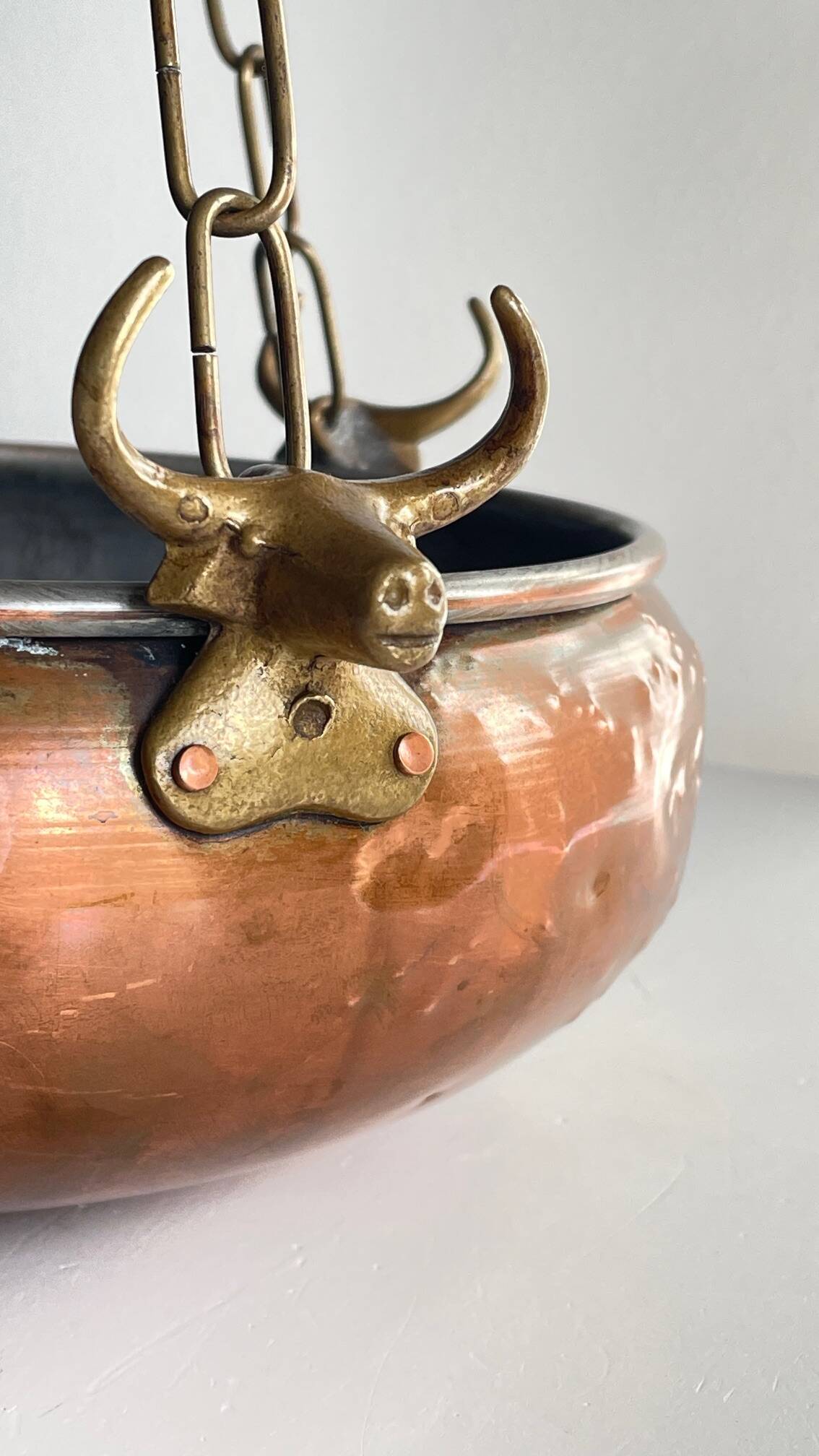Cache-pot suspendu aux 3 buffles vintage