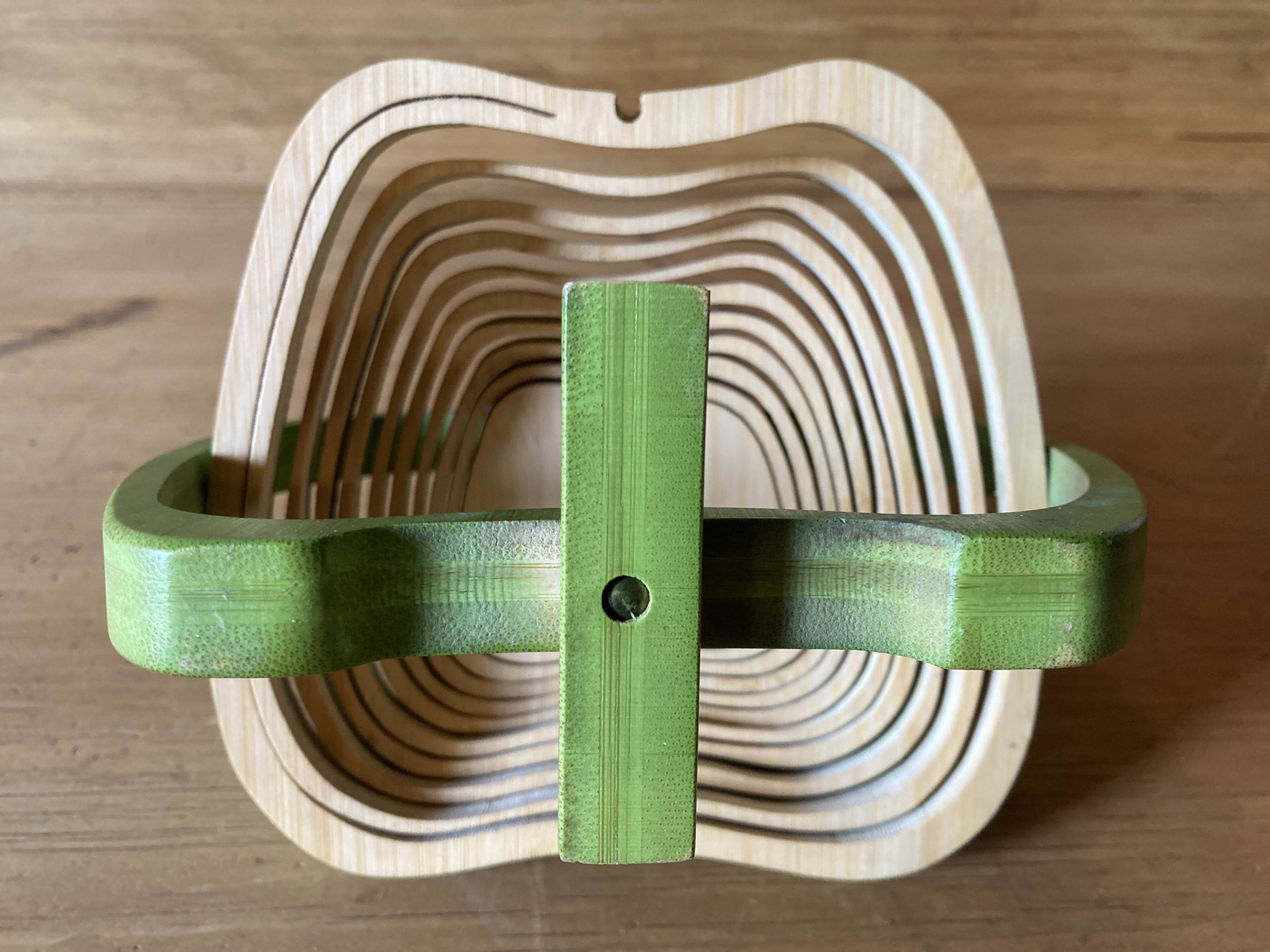 Apple-shaped fruit basket or trivet
