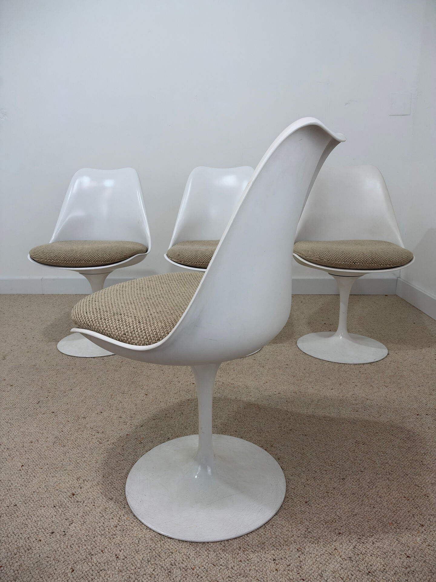 Tulip table – Knoll International in marble and 4 chairs – Ee
