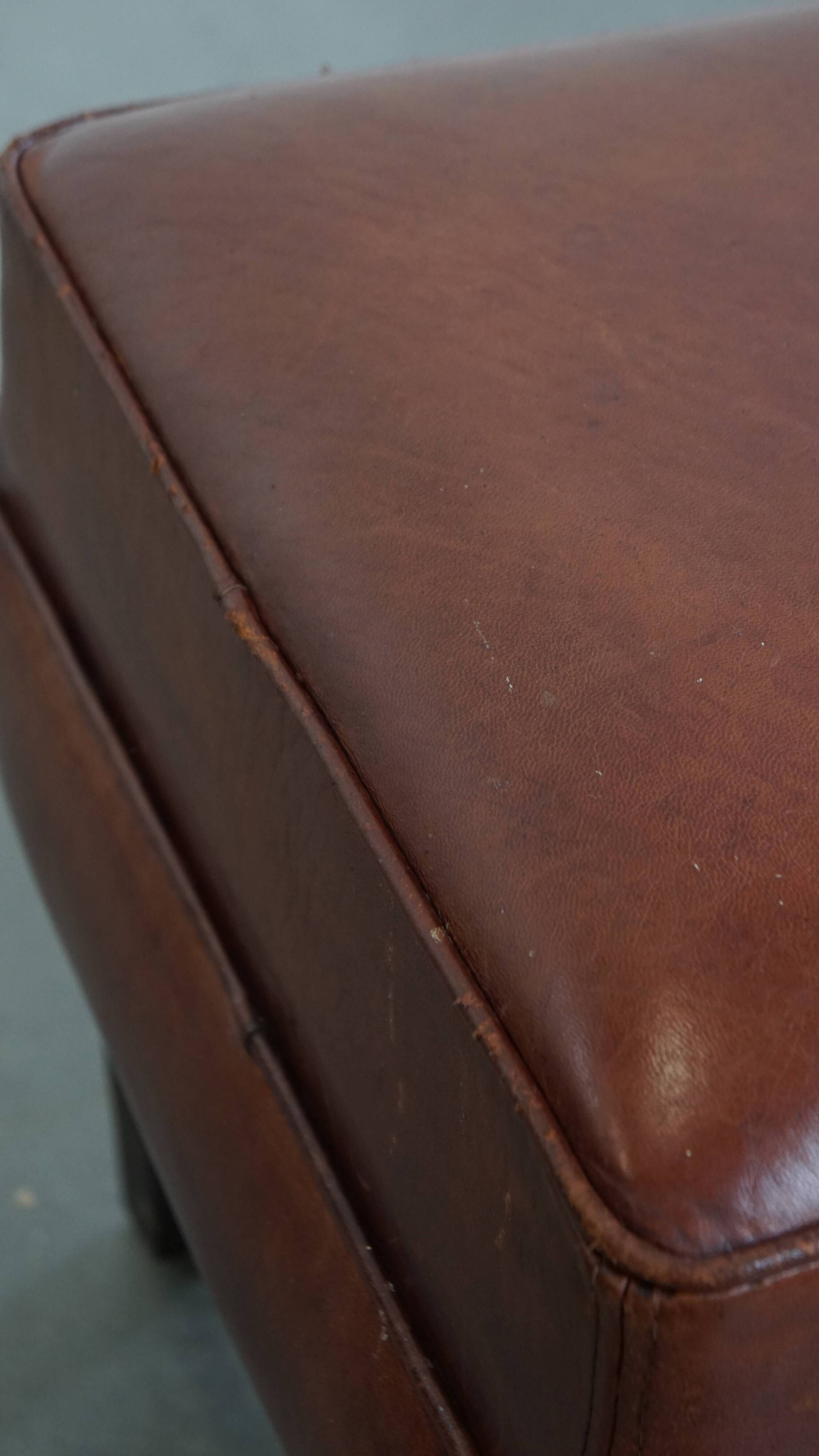 Pouf en cuir de mouton couleur cognac