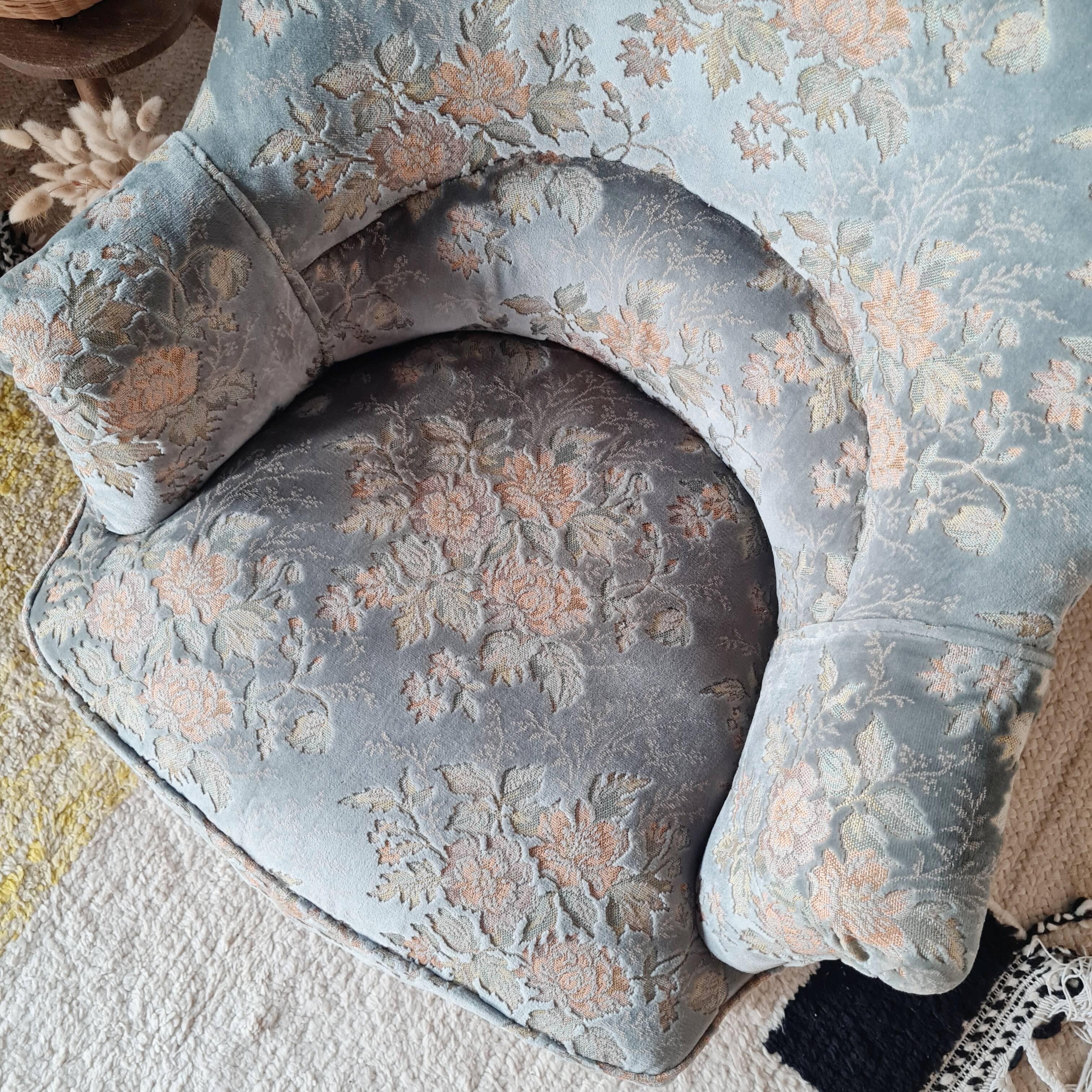 Fauteuil crapaud ancien velours fleuri avec franges